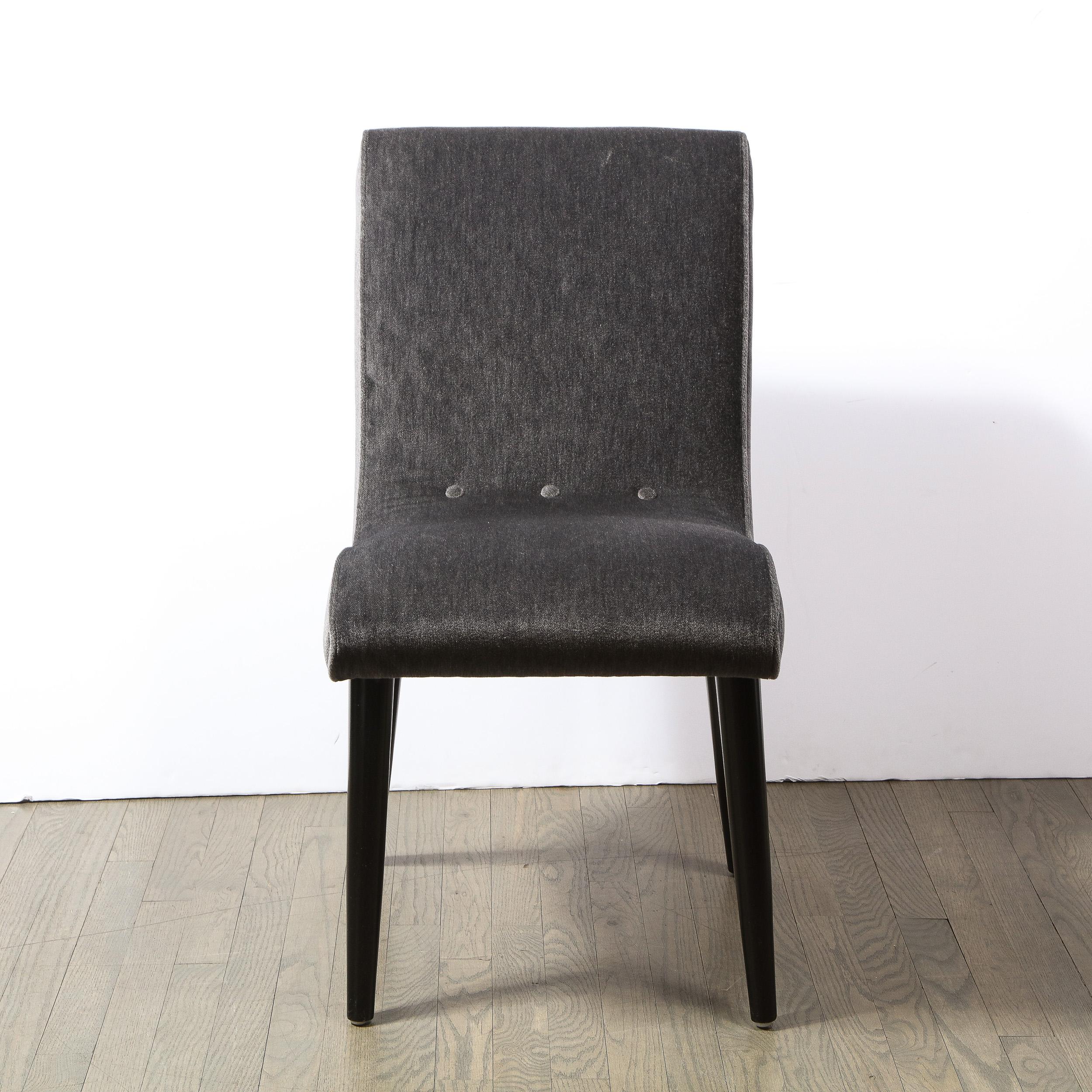 Cette étonnante chaise d'appoint a été réalisée par l'estimé designer américain Russel Wright aux États-Unis, vers 1940. Il est doté de quatre pieds coniques évasés en noyer ébonisé et d'un corps en forme de S stylisé et curviligne, avec des boutons