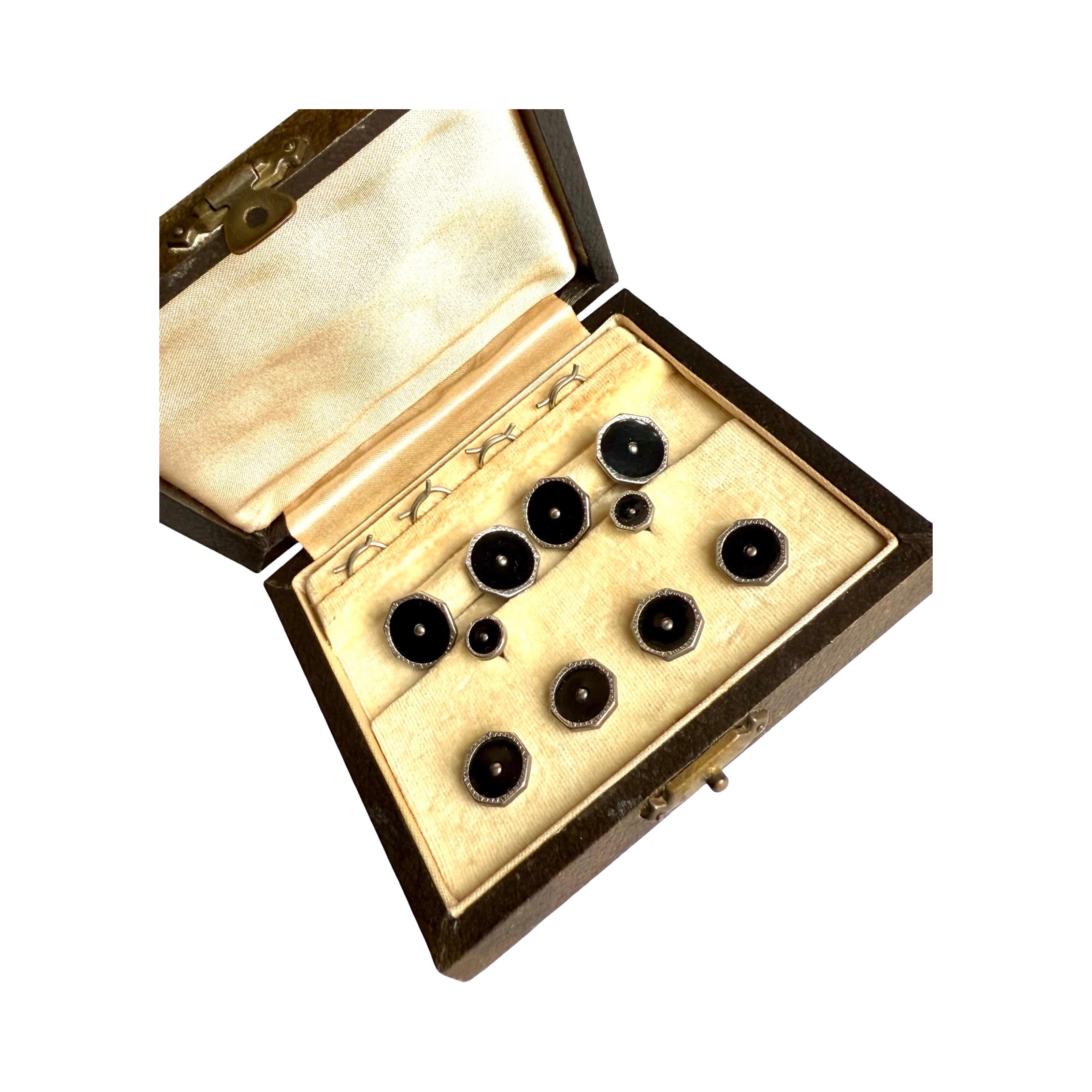 Art Deco buttons with matching cufflinks in original box, mint condition In Excellent Condition For Sale In Kings Langley, GB
