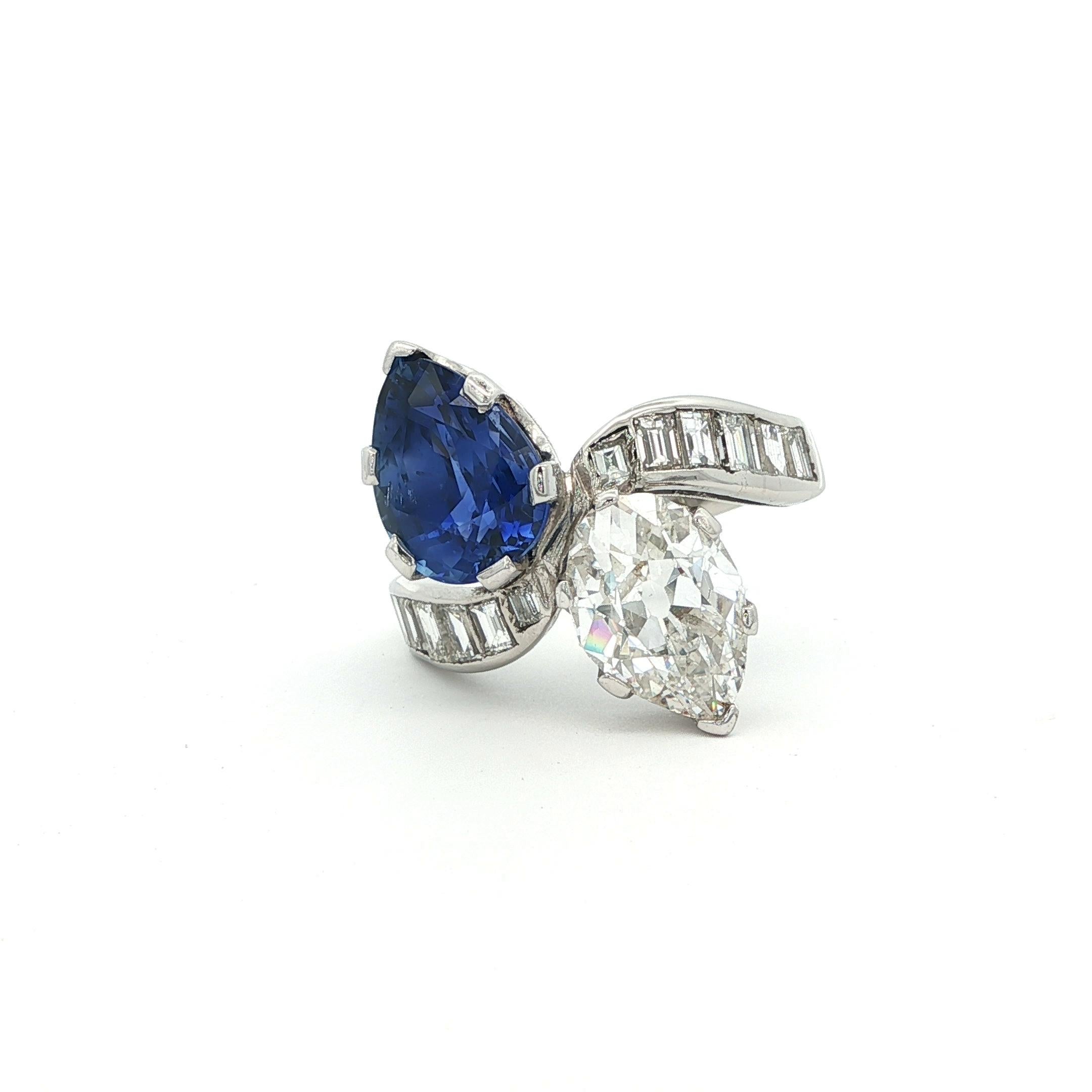Bague de succession Art déco en platine avec saphirs et diamants. Fabriqué vers les années 1930. La bague est ornée d'un diamant poire de 2,55ct (couleur H-I, pureté SI2-I1) et d'un saphir bleu poire de 4,01ct (type II, pureté VS). La bague est
