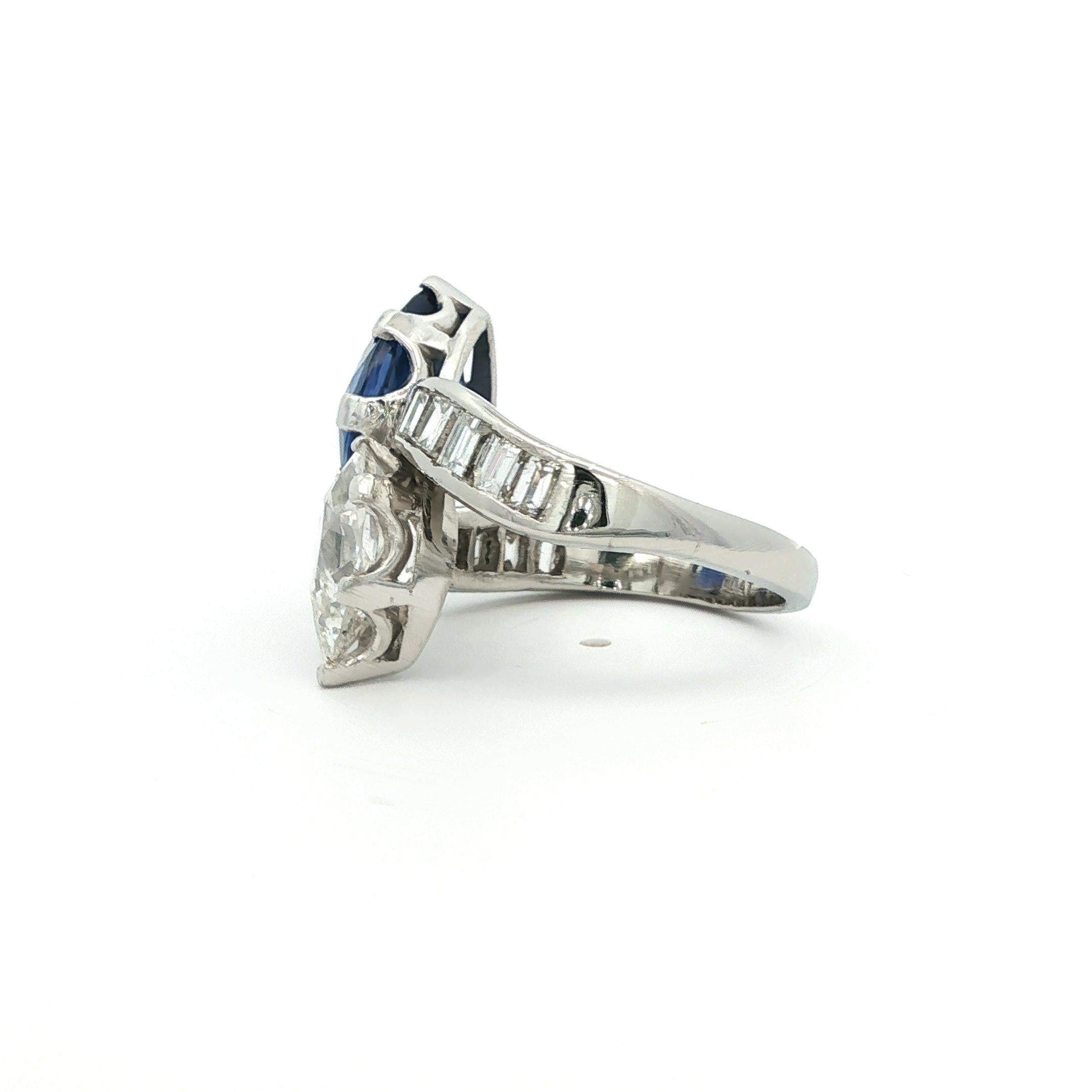 Taille poire Bague Art Déco By-Pass saphir et diamant Platine en vente