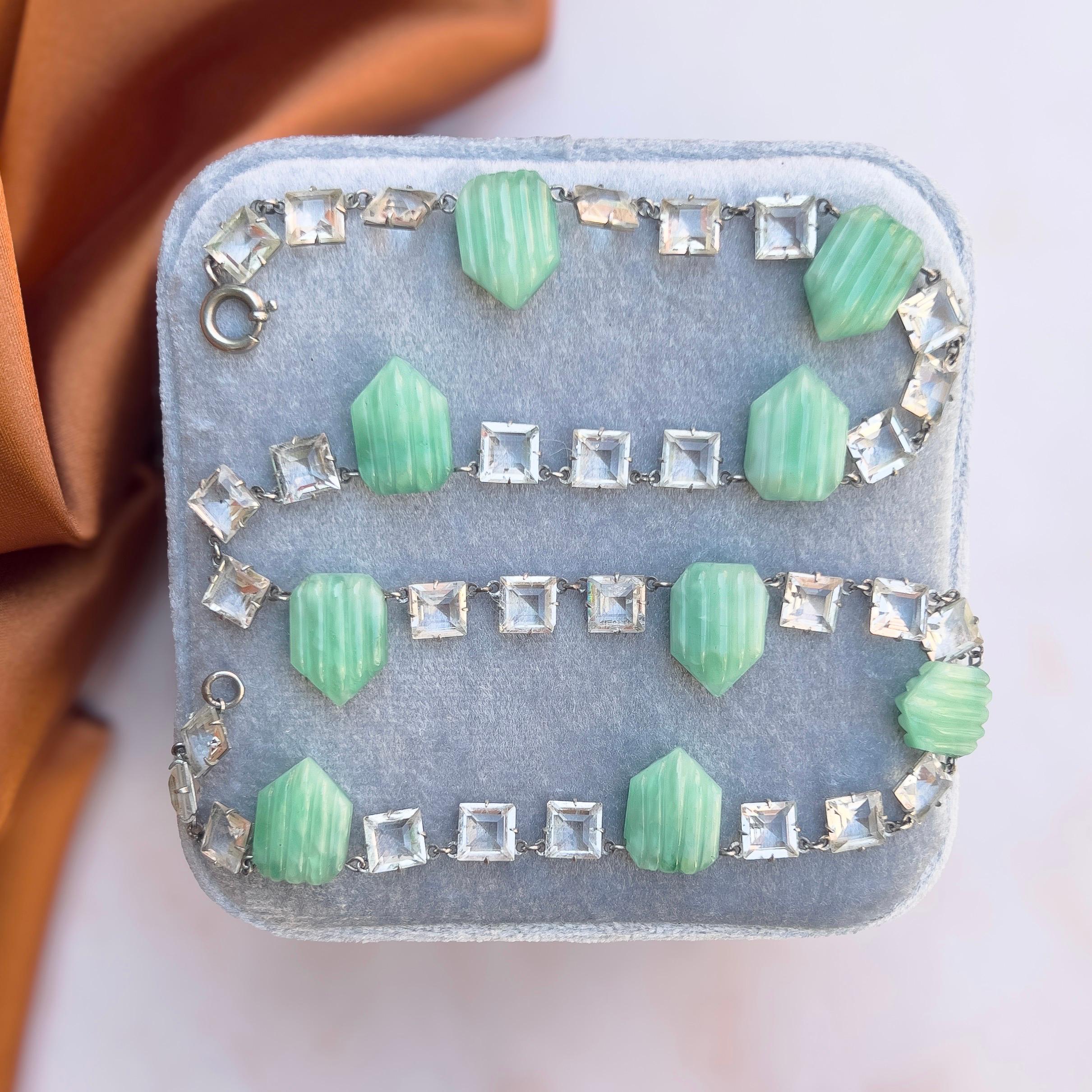 Questa elegante collana è stata creata nel 1920 circa. 

Rapporto sulle condizioni:
Eccellente

I dettagli...
Questa collana è realizzata in metallo argentato e presenta cristalli a taglio quadrato. Queste pietre sono tutte incastonate a griffe,