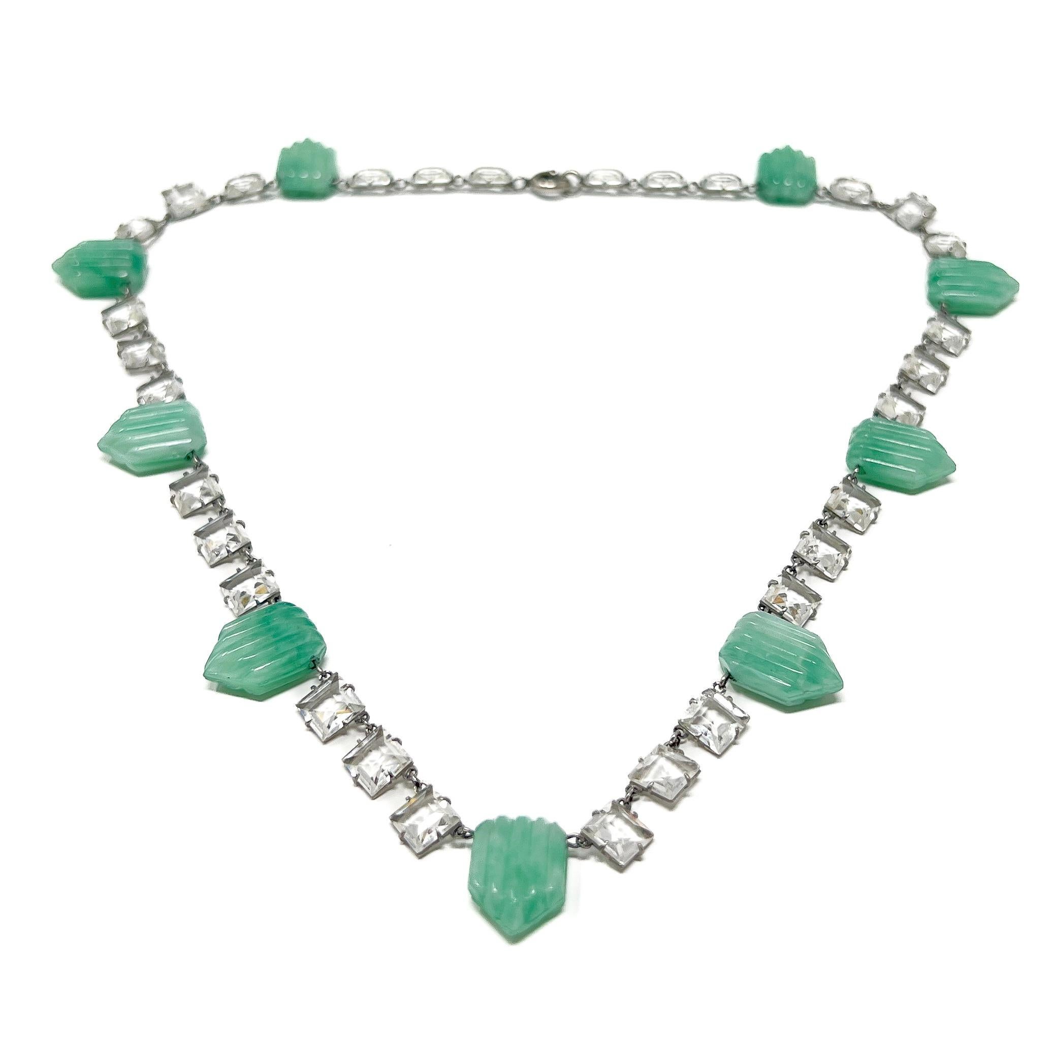 Collana vintage in cristallo e vetro verde Art Déco 1920 ca. In condizioni buone in vendita a Skelmersdale, GB