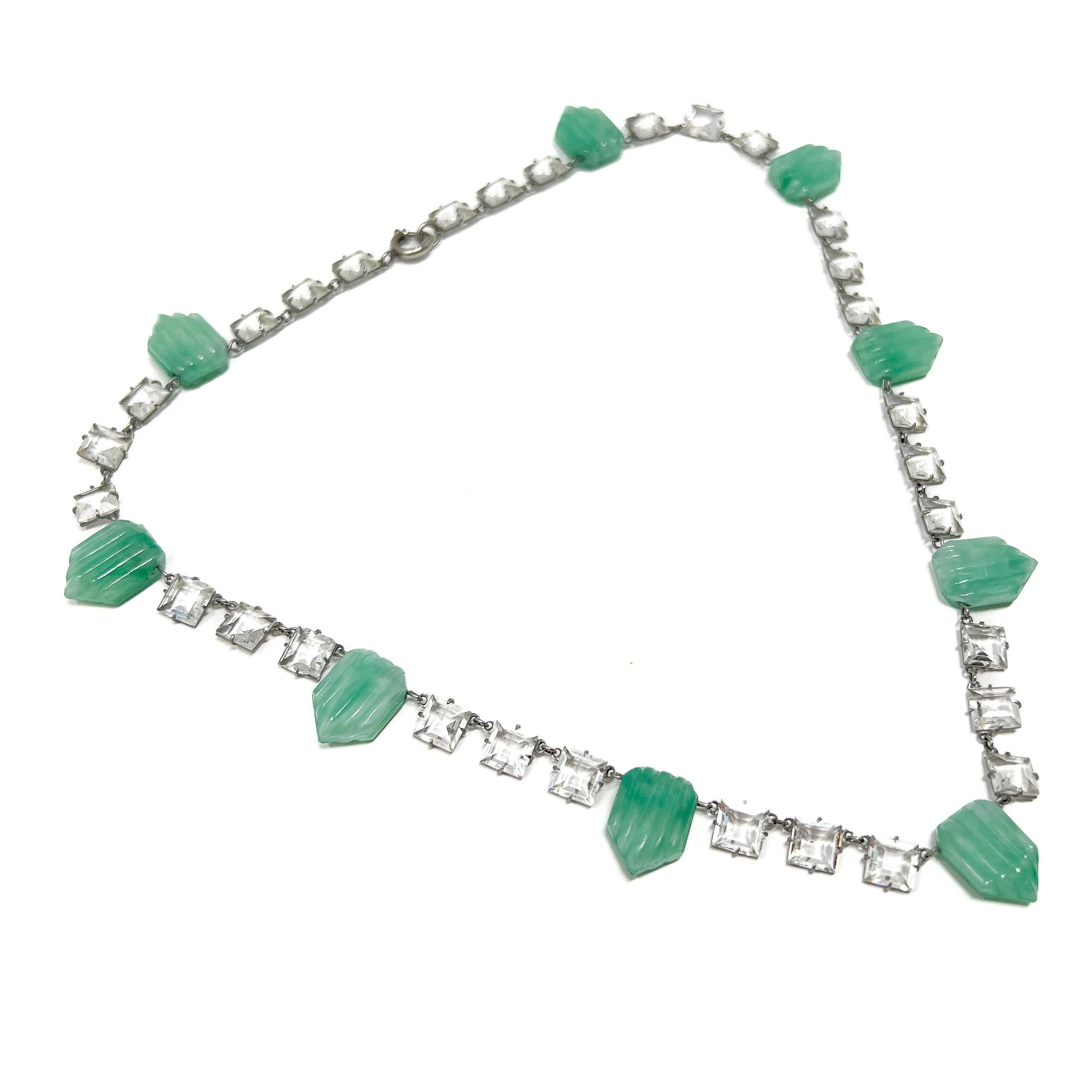 Donna Collana vintage in cristallo e vetro verde Art Déco 1920 ca. in vendita
