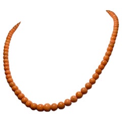Collier de perles Art-Déco des années 1920 en corail rouge saumon naturel méditerranéen, 10 mm - 5 mm.