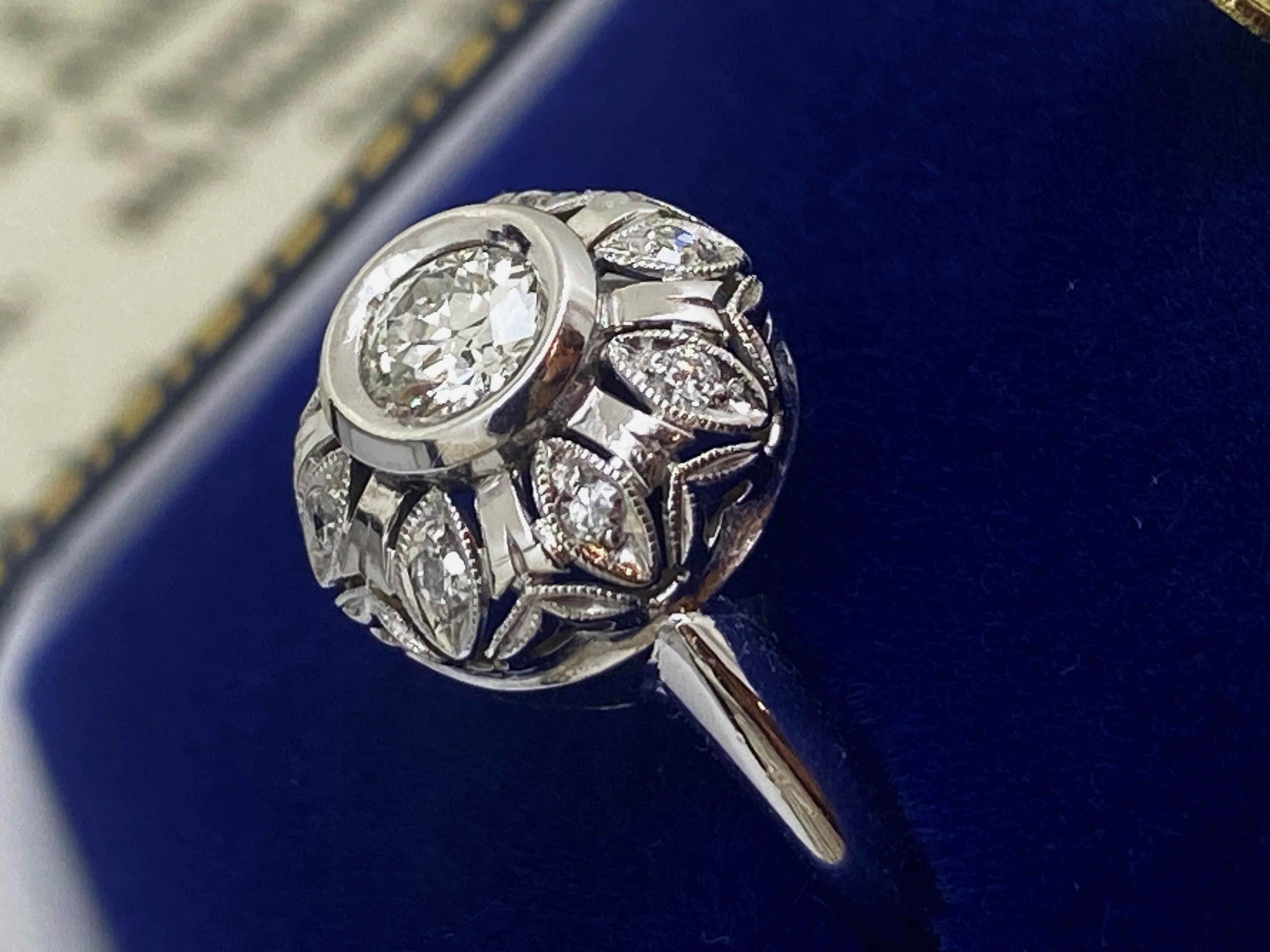 Art-Deco c1930's 18K Weißgold & 0,35ct Old-European Cut Diamond Cluster Ring (Art déco) im Angebot