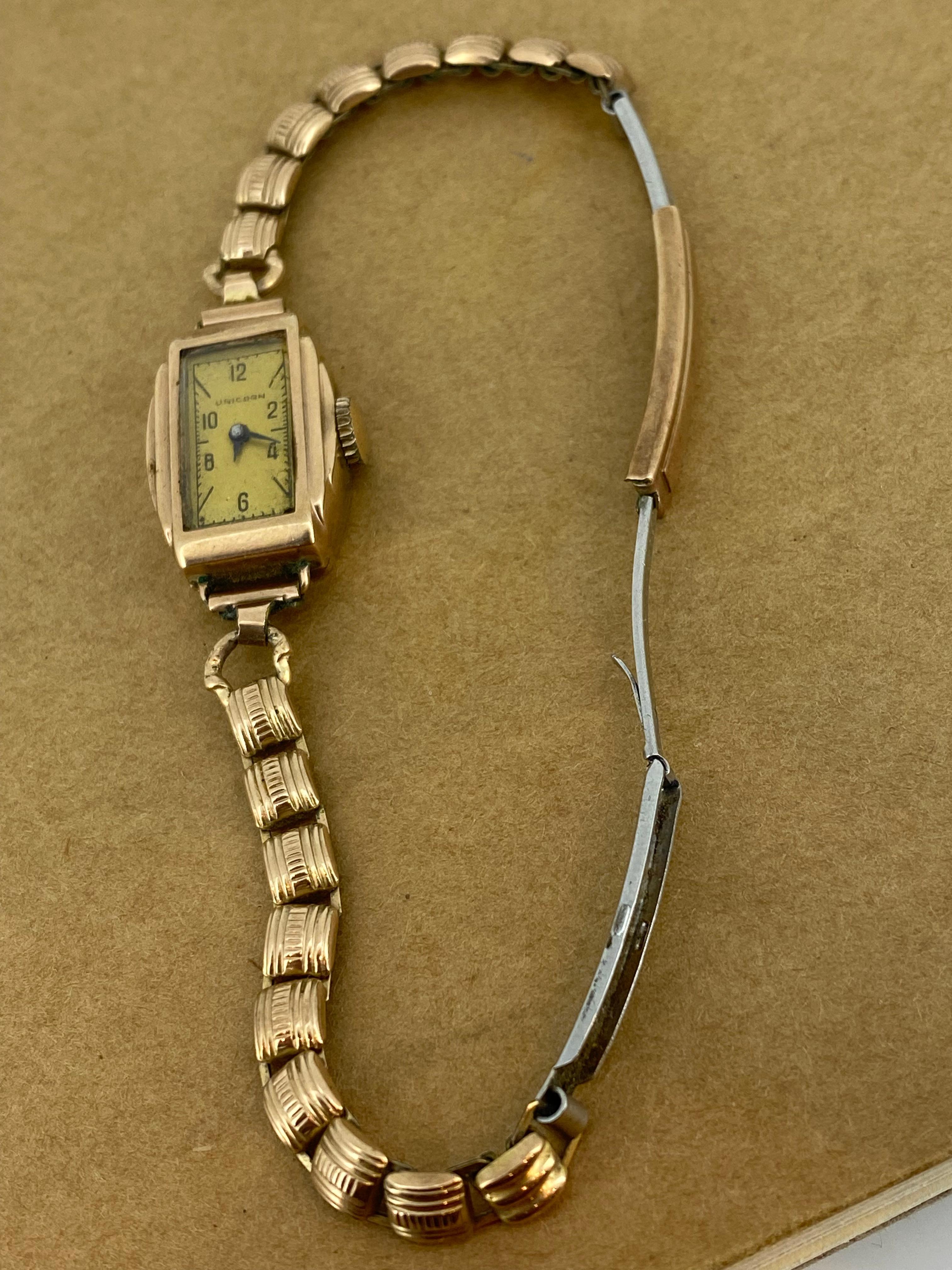 Este reloj de cóctel para mujer es de la marca suiza Unicorn, 
del periodo Art-Deco, 
sin embargo, está en un bonito estado vintage & 
en excelente estado de funcionamiento.

Presenta: 

Elegante caja de oro rosa de 9 quilates con forma de