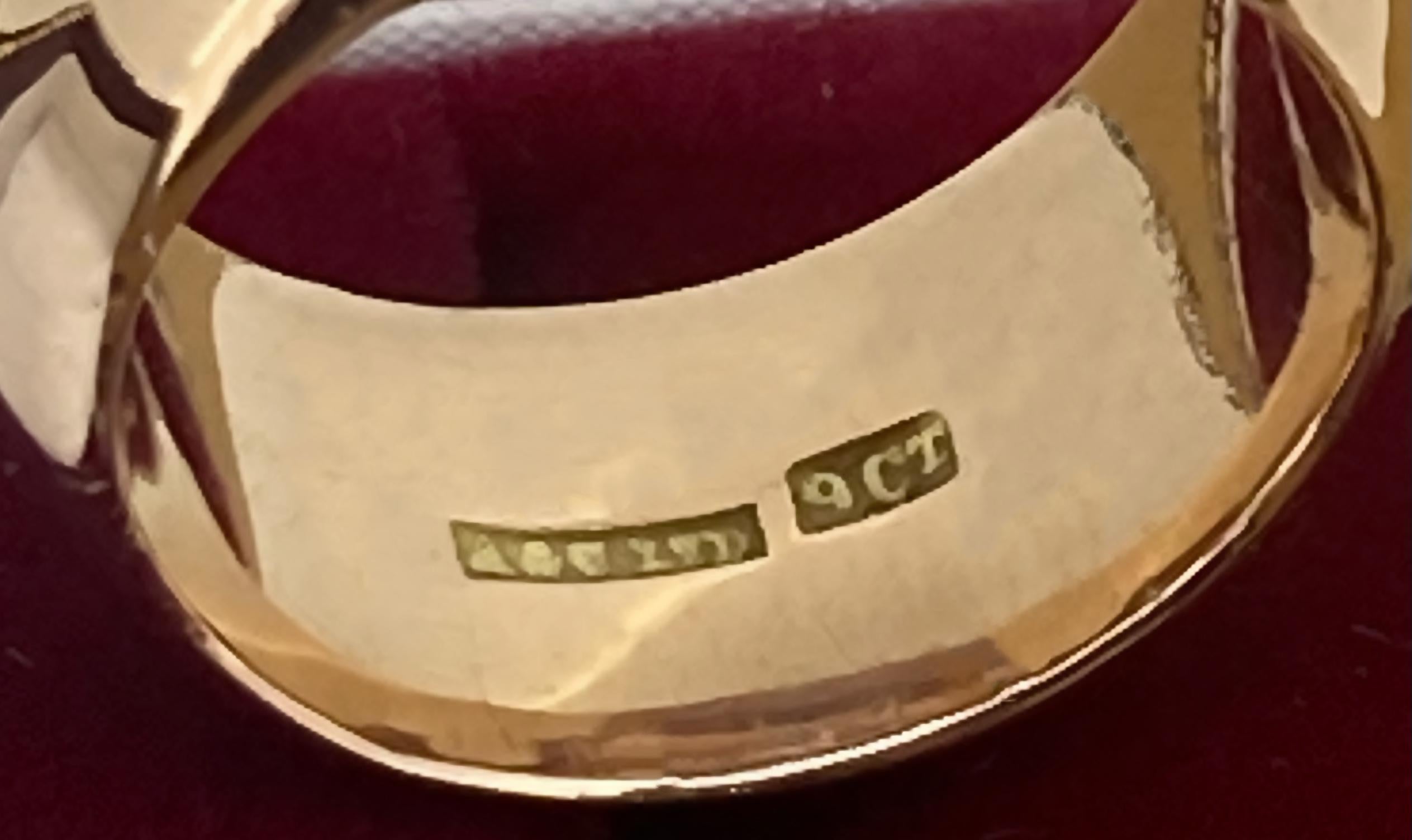 Questo originale pezzo Art-Deco è stato realizzato 
dai rinomati gioiellieri australiani Angus & Coote

La fascia è larga 10 mm,
è facile da indossare e aderente alle dita 

Presenta una sorprendente finitura lucida & 
eseguito in oro rosa 9K 

Il