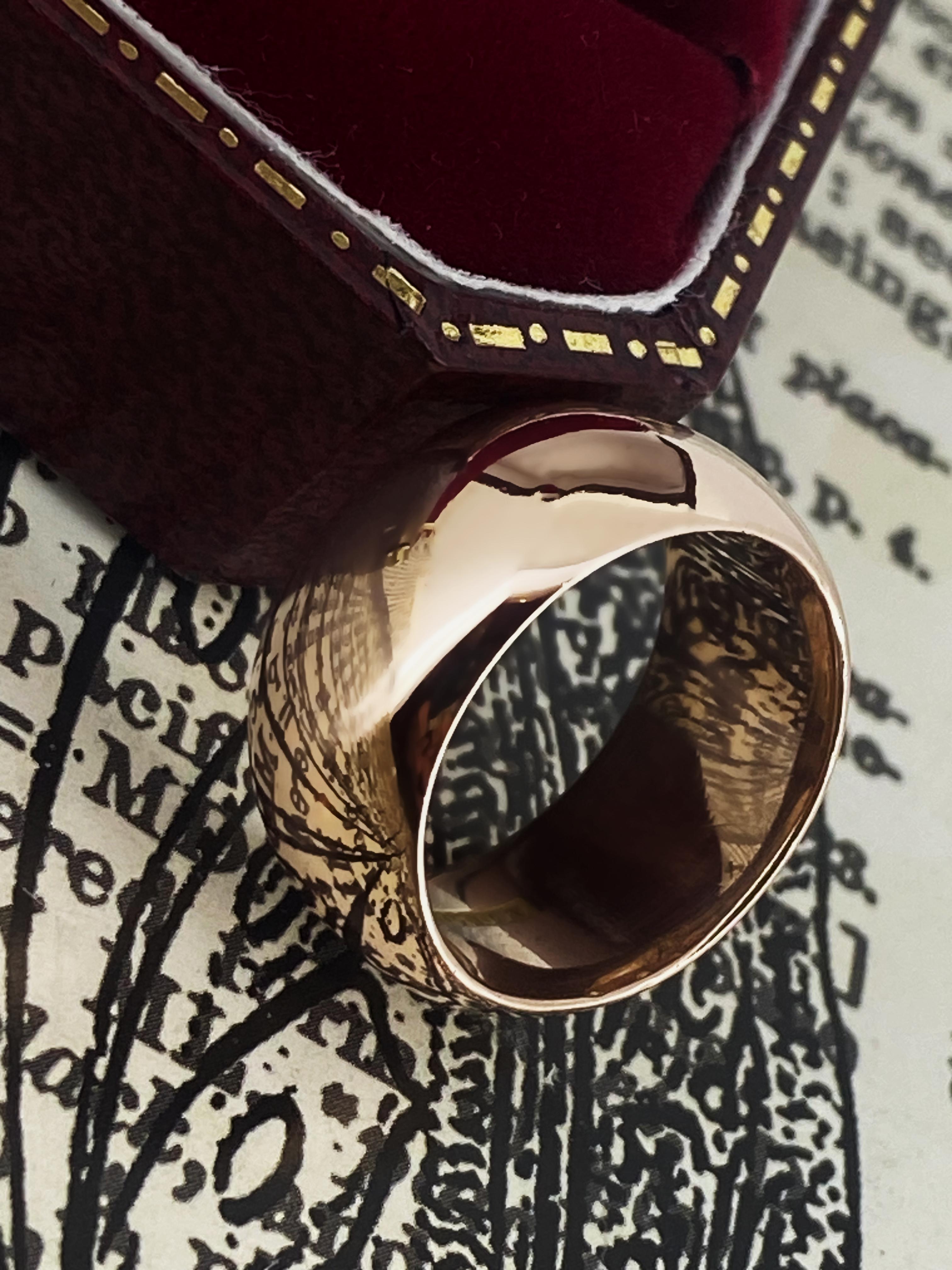 Anello Art-Deco c1930 Angus & Coote in oro rosa 9K con fascia larga arrotondata da 10 mm in vendita 1