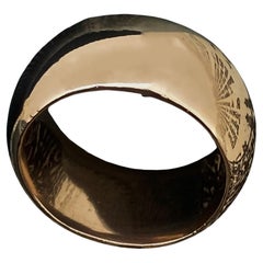 Anello Art-Deco c1930 Angus & Coote in oro rosa 9K con fascia larga arrotondata da 10 mm