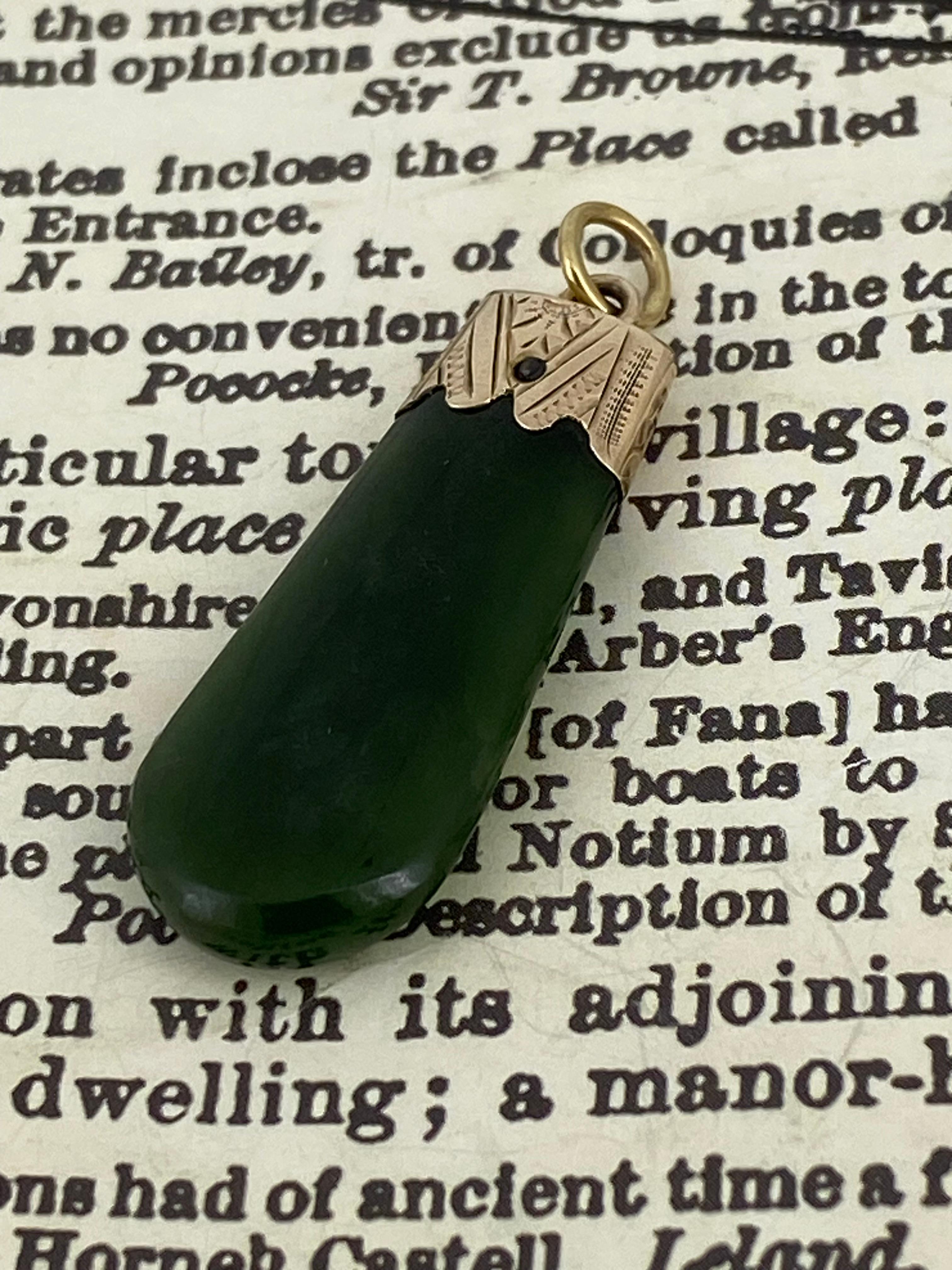 Featuring a New Zealand jade / New Zealand greenstone / Pounamu 
of top quality, of gorgeous deep green colour, 
this Art-Deco pendant is intricately designed in 9K Gold, 
with ring bail, on a matching 925 sterling silver chain 

Total item's