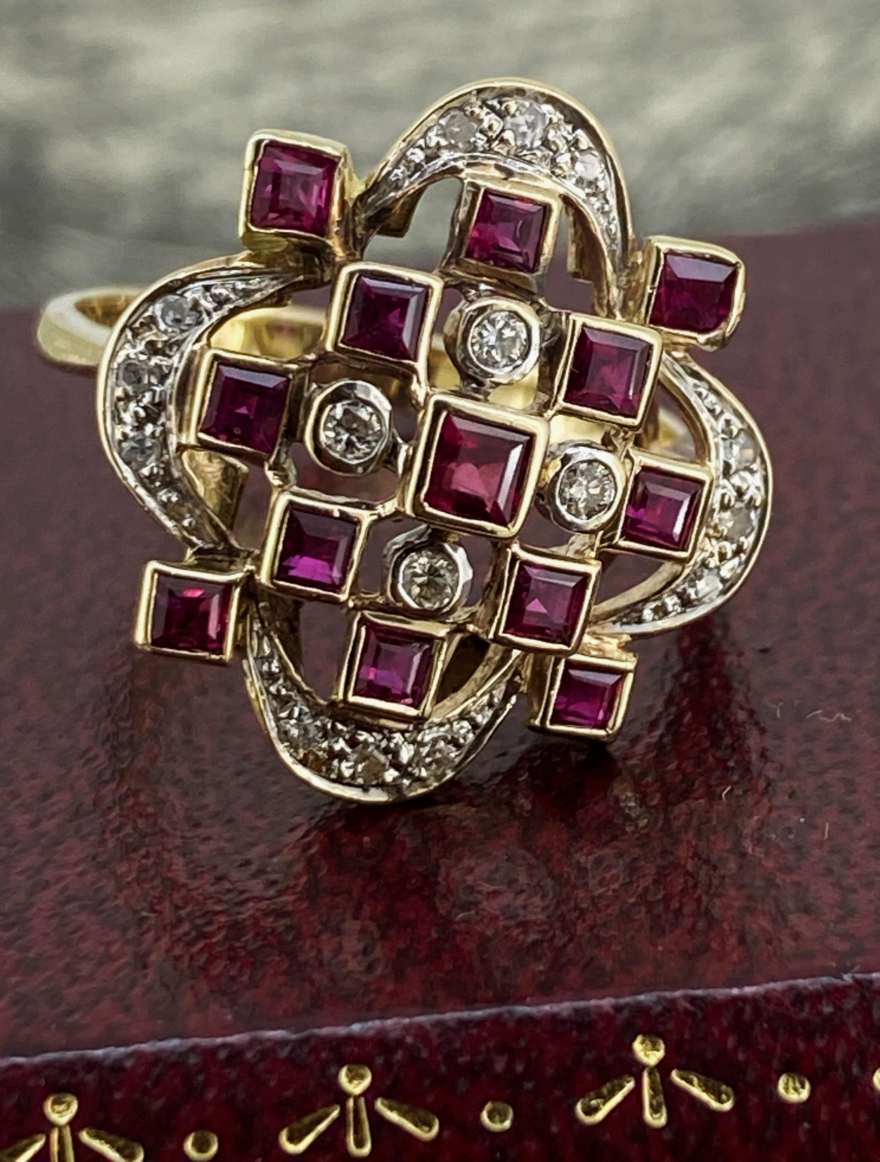Dieses exquisite Schmuckstück
stammt aus der Zeit des Art-Deco - Jahr 1937 
und doch ist es in schönem Zustand & 
von eher ungewöhnlichem, selten gesehenem Design 

Ein atemberaubendes geometrisches Motiv, 
dieser Cluster-Ring ist verziert 
mit