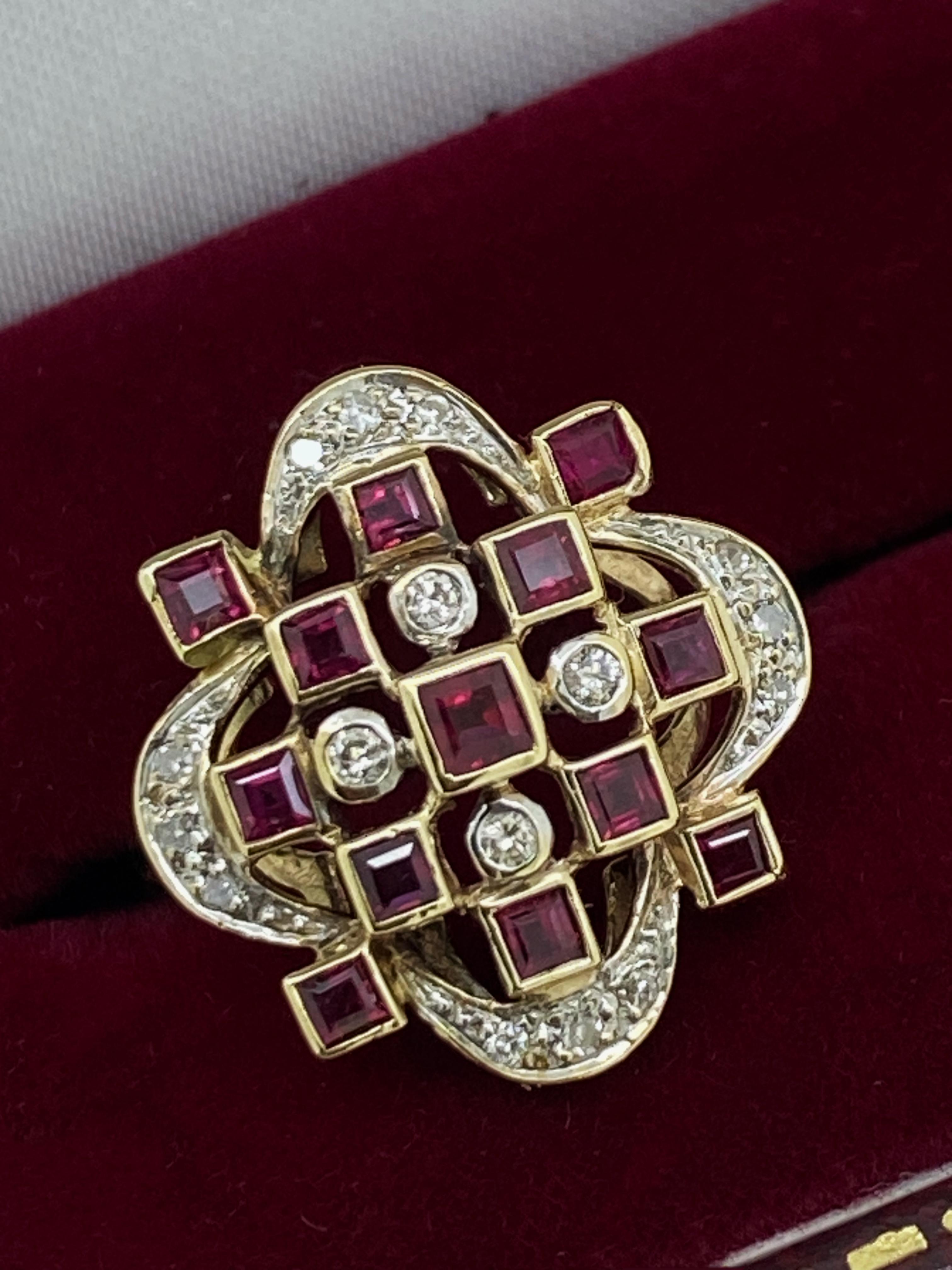 Art-Deco c1937 Englischer Cluster-Ring aus 9 Karat Gelbgold mit Rubin im Kaliberschliff und Diamanten im Kaliberschliff (Carréeschliff)