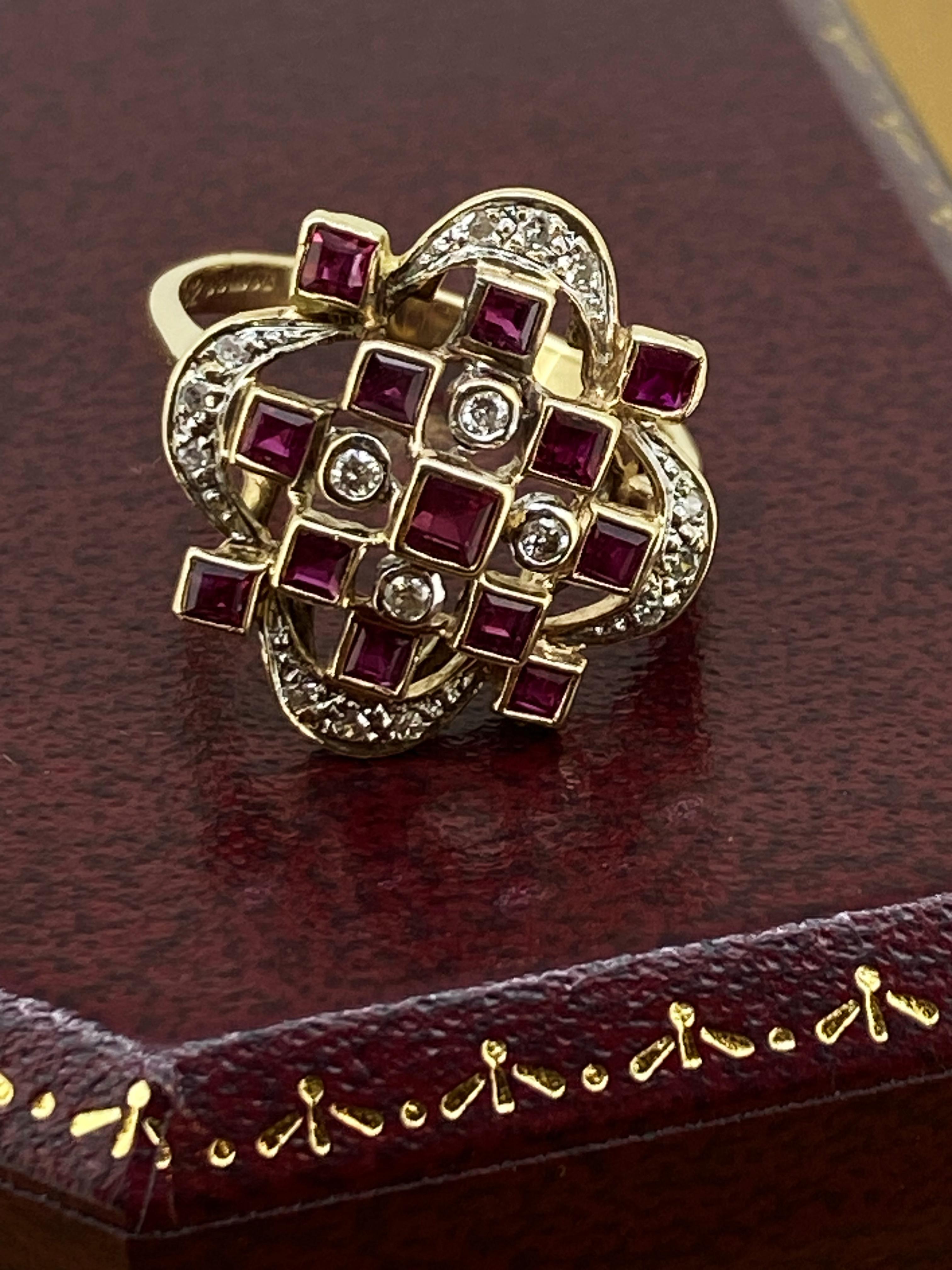Art-Deco c1937 Englischer Cluster-Ring aus 9 Karat Gelbgold mit Rubin im Kaliberschliff und Diamanten im Kaliberschliff im Zustand „Hervorragend“ in MELBOURNE, AU