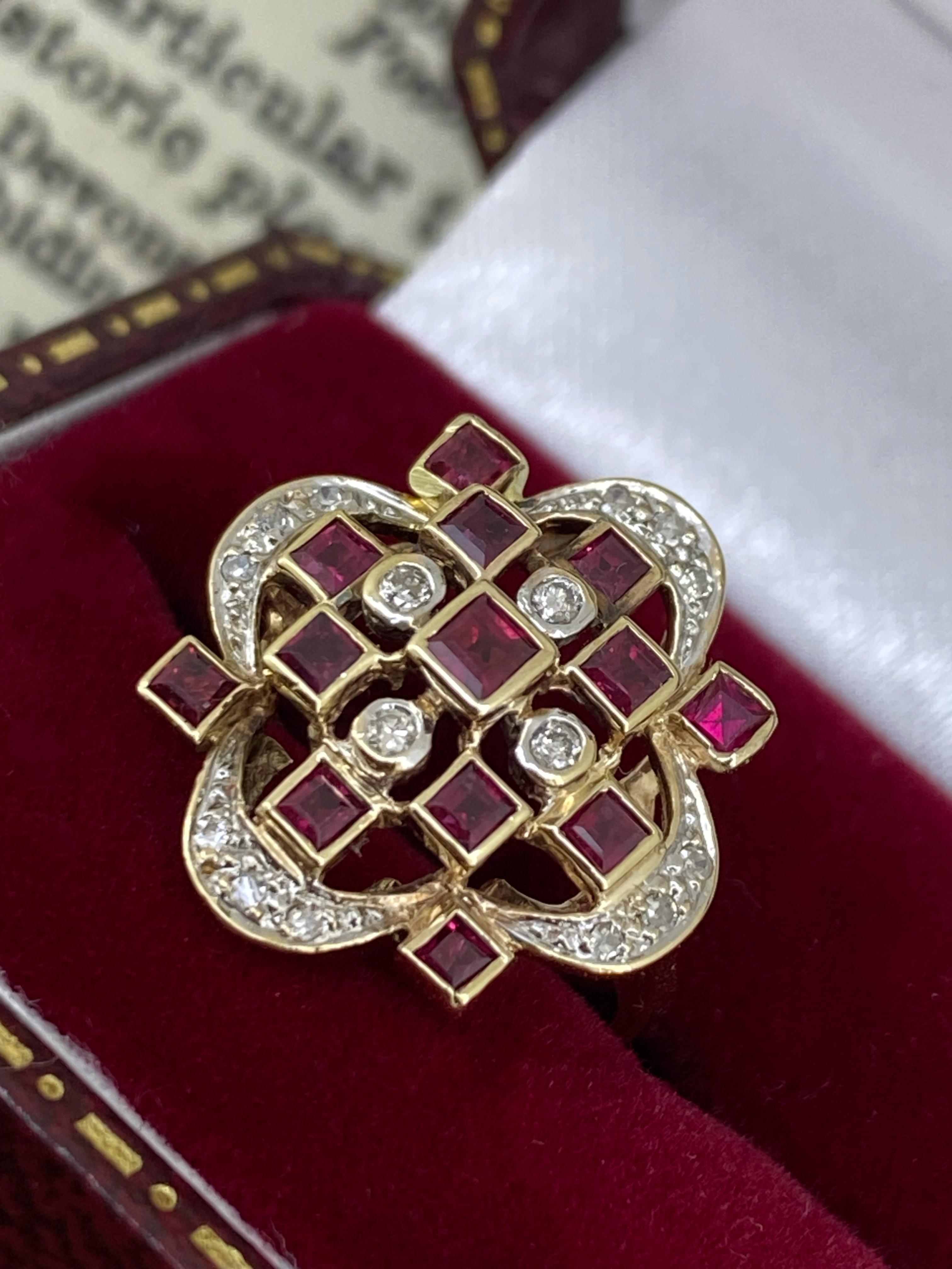 Art-Deco c1937 Englischer Cluster-Ring aus 9 Karat Gelbgold mit Rubin im Kaliberschliff und Diamanten im Kaliberschliff Damen