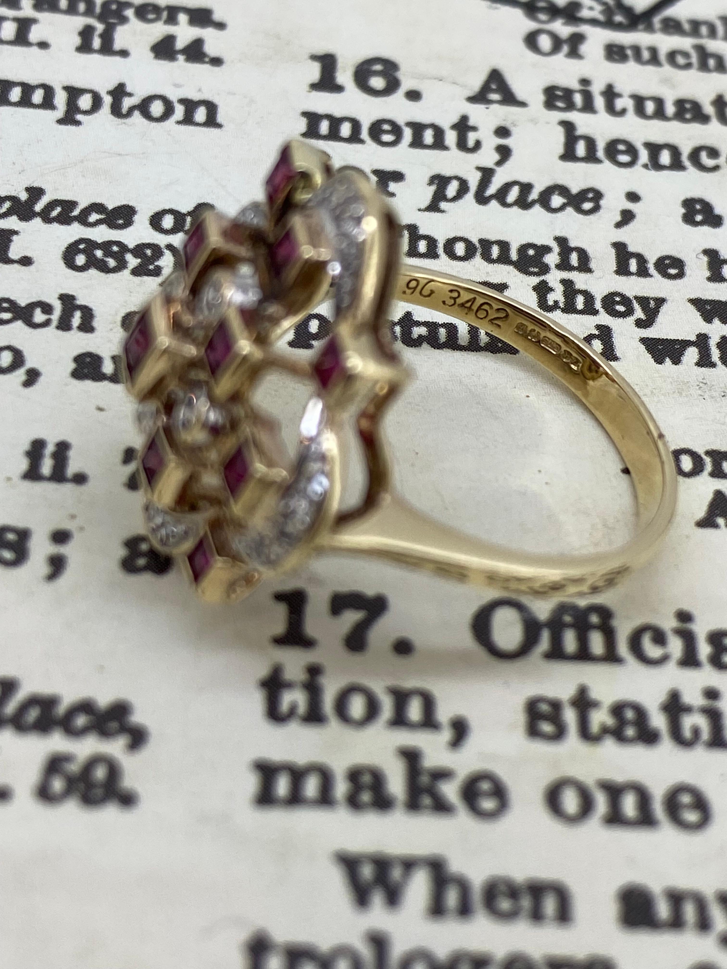 Art-Deco c1937 Englischer Cluster-Ring aus 9 Karat Gelbgold mit Rubin im Kaliberschliff und Diamanten im Kaliberschliff 3