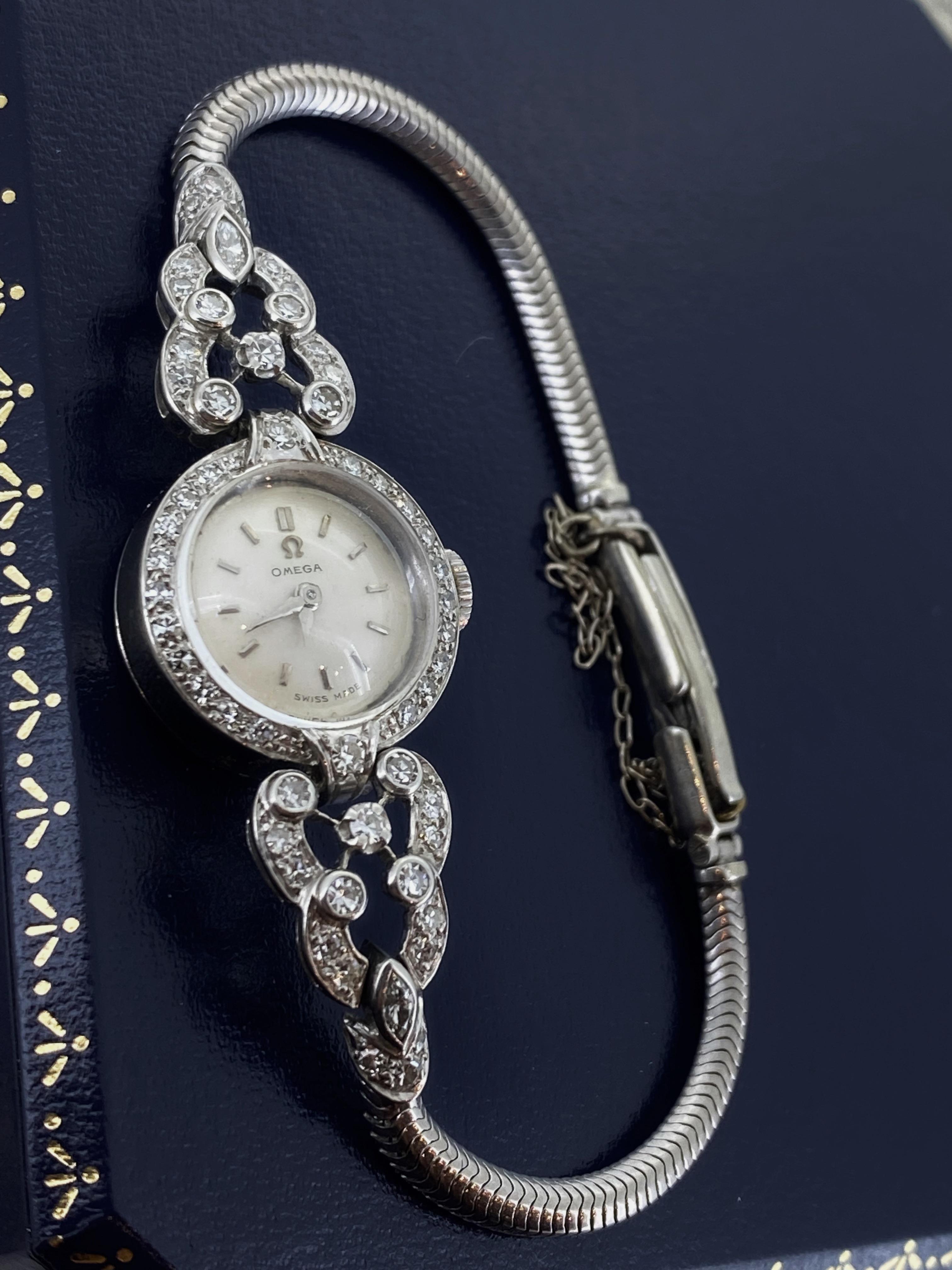 Squisitamente dettagliato e realizzato con materiali della migliore qualità,
questo delizioso orologio da polso da cocktail in stile Art-Deco 
di Omega risale al 1947, 
ma è in condizioni immacolate e in ottimo stato di funzionamento. 

Eseguito in