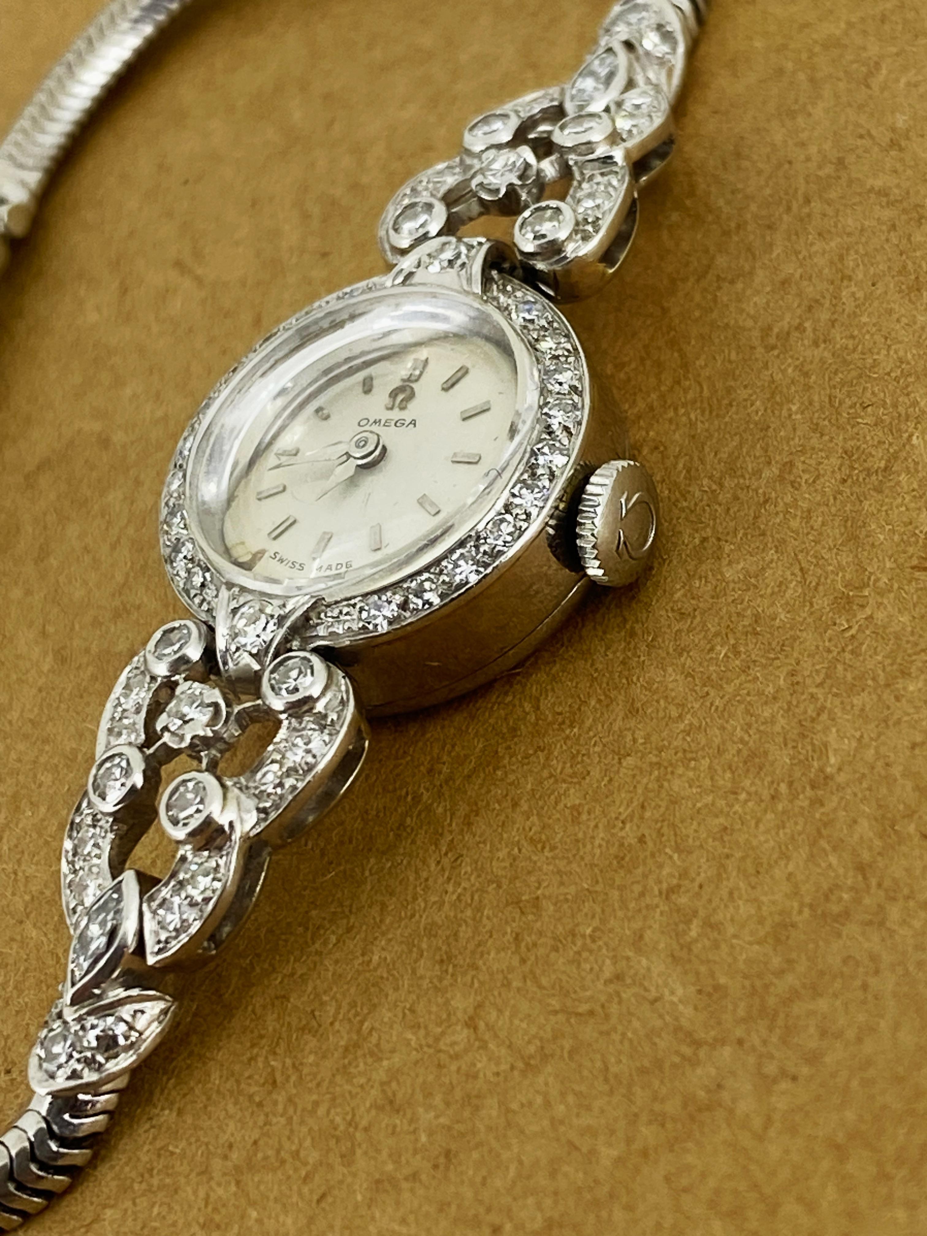 Art Déco Orologio da donna Art-Deco c1947 Omega con fascia a serpente in oro 18 carati e 1,70 carati di diamanti in vendita