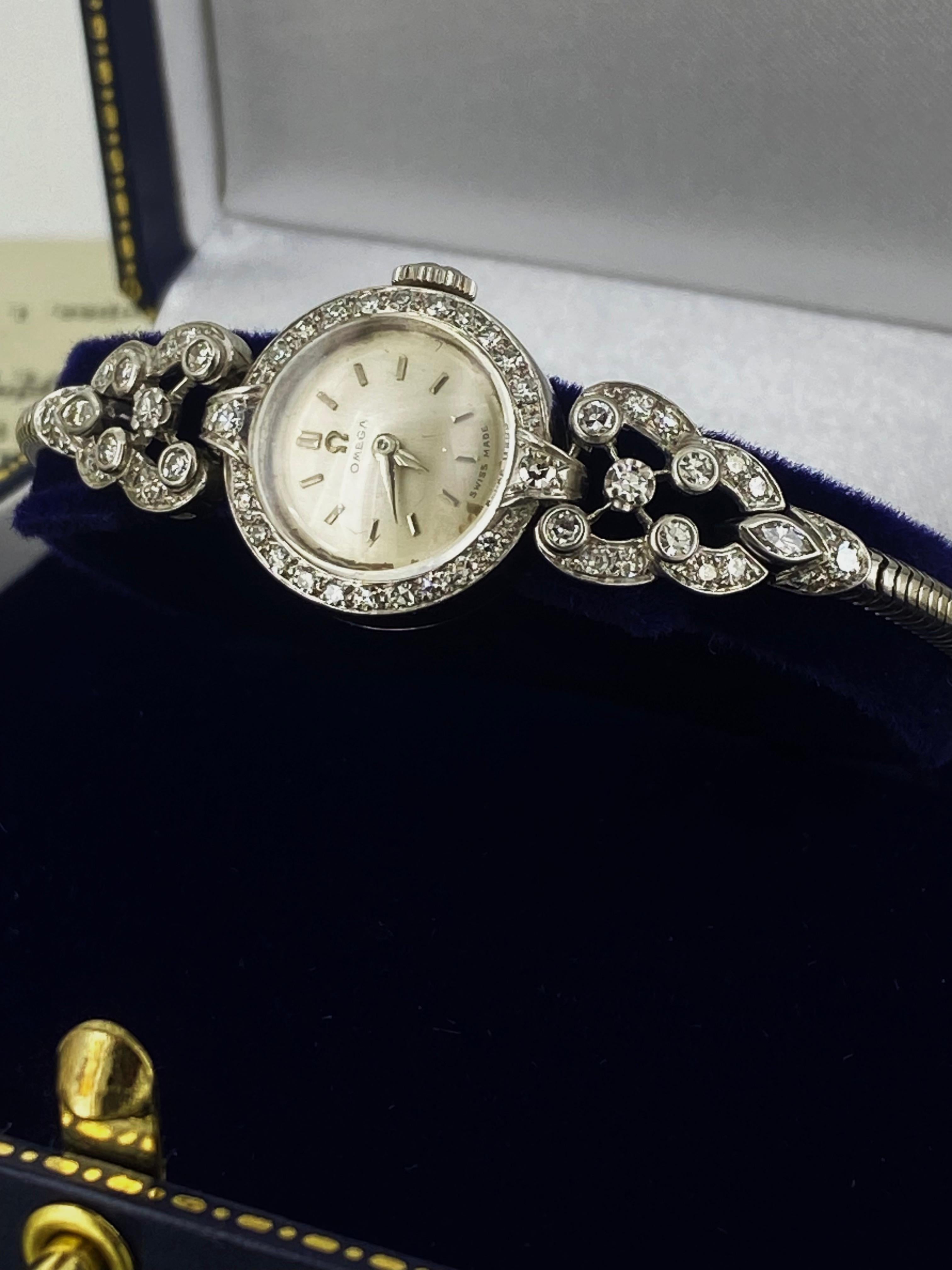 Orologio da donna Art-Deco c1947 Omega con fascia a serpente in oro 18 carati e 1,70 carati di diamanti in vendita 2