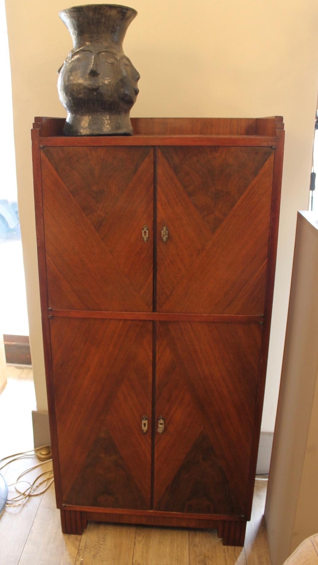 Art Deco period cabinet in rosewood and mahogany veneer,
Marquetry work on all the facades.
French furniture 1930
Furniture that can adapt to all interiors.
This piece of furniture is interesting because it is from the Art Deco period in good