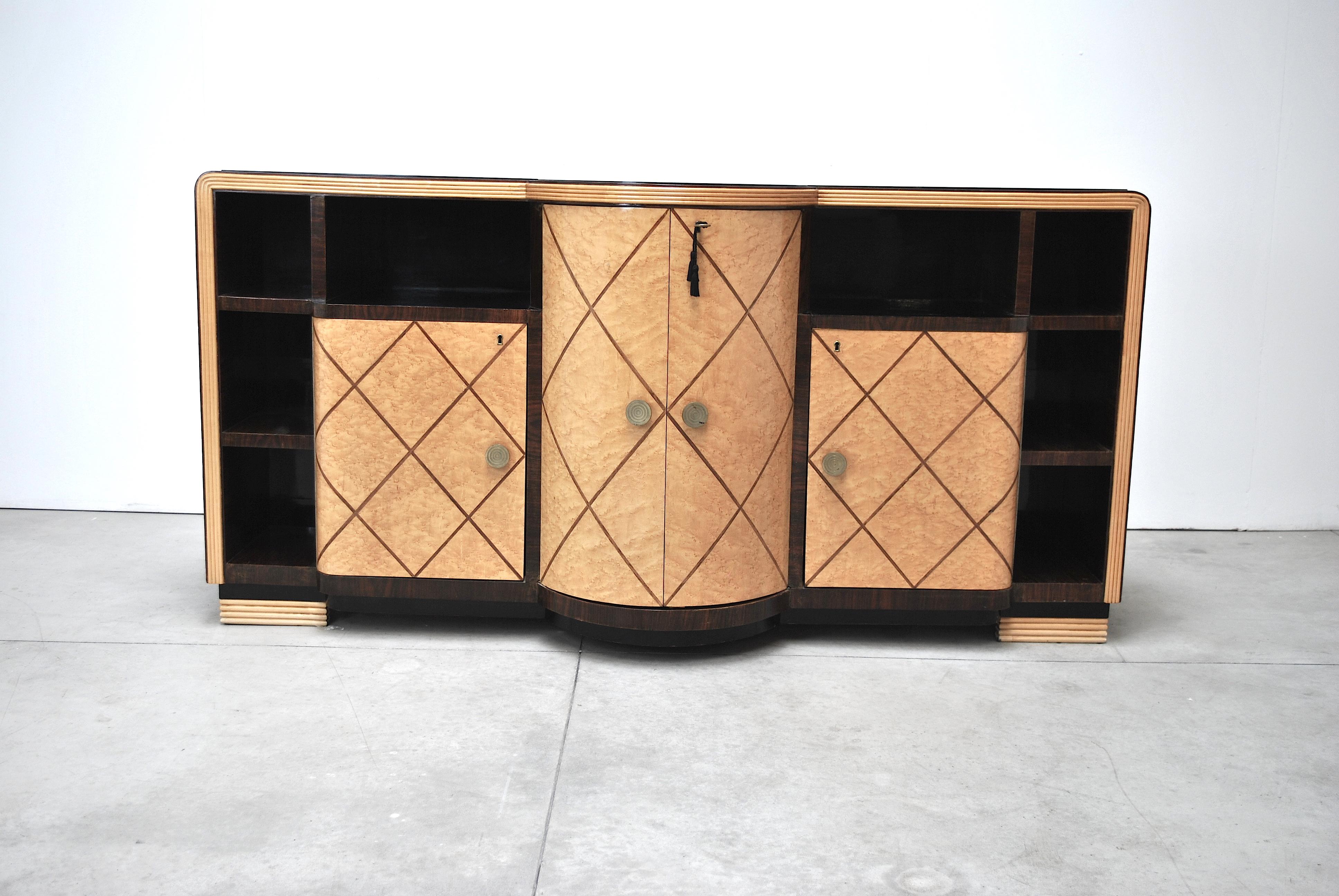 Elegant Art Deco cabinet bar in the style of De Coene. This sideboard has two lateral cabinets, a central cabinet with two doors and a black glass surface.