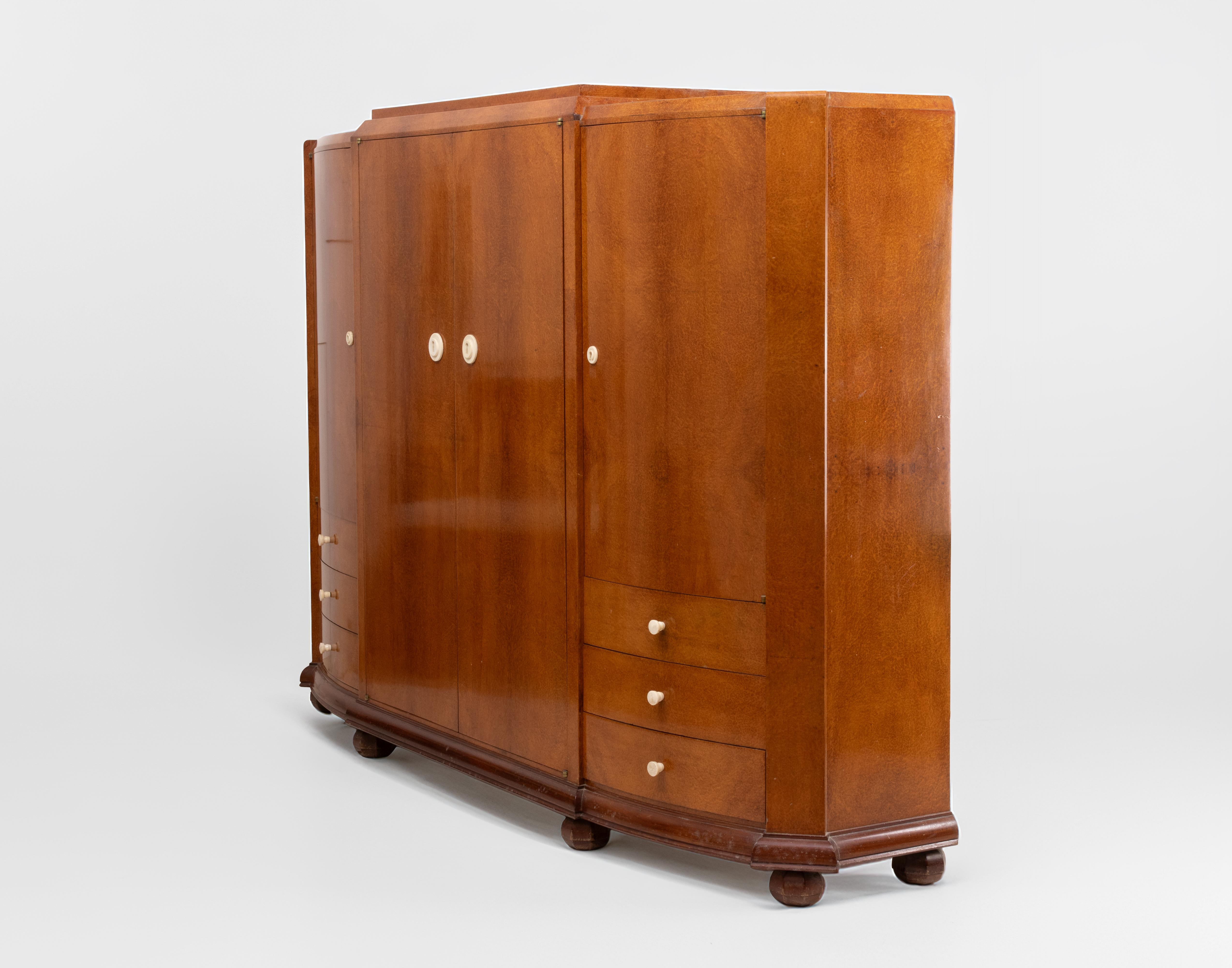 Important Art Déco cabinet, attributed to Jules Leleu, realized between 1925 and 1930.

Executed in mahogany veneer with subtle figuring and a warm, satin finish, the cabinet showcases Leleu’s unmistakable sense of balance, proportion, and