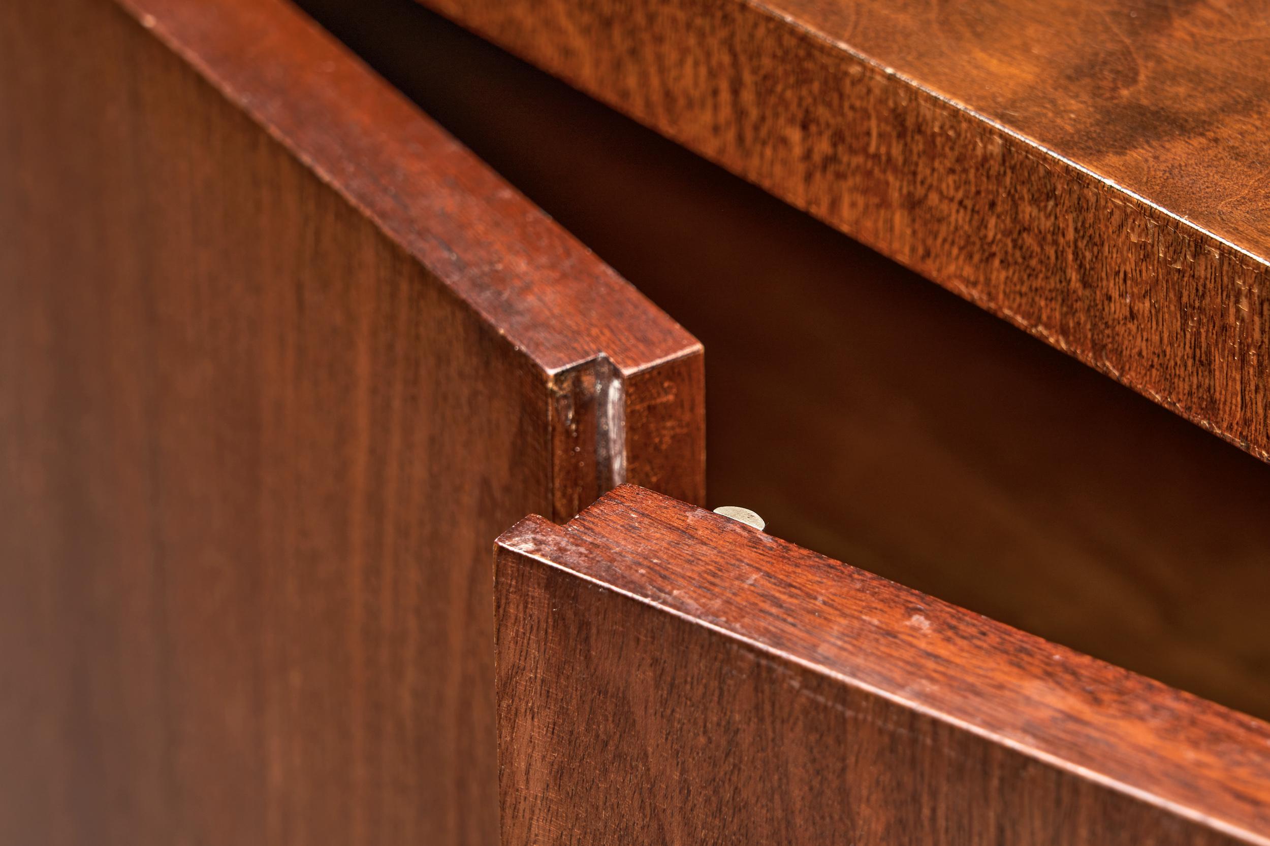 Art-Déco-Schrank aus Birke mit illustrativen Details, Europa 1930er Jahre im Angebot 6