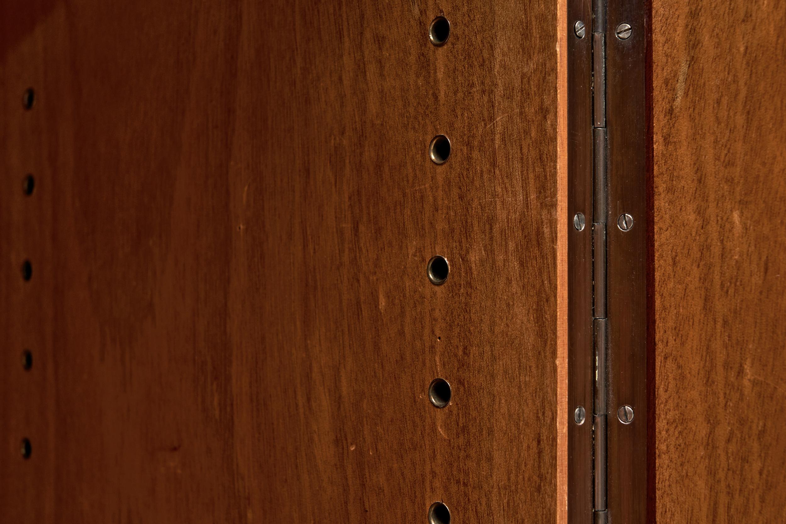 Art-Déco-Schrank aus Birke mit illustrativen Details, Europa 1930er Jahre im Angebot 9