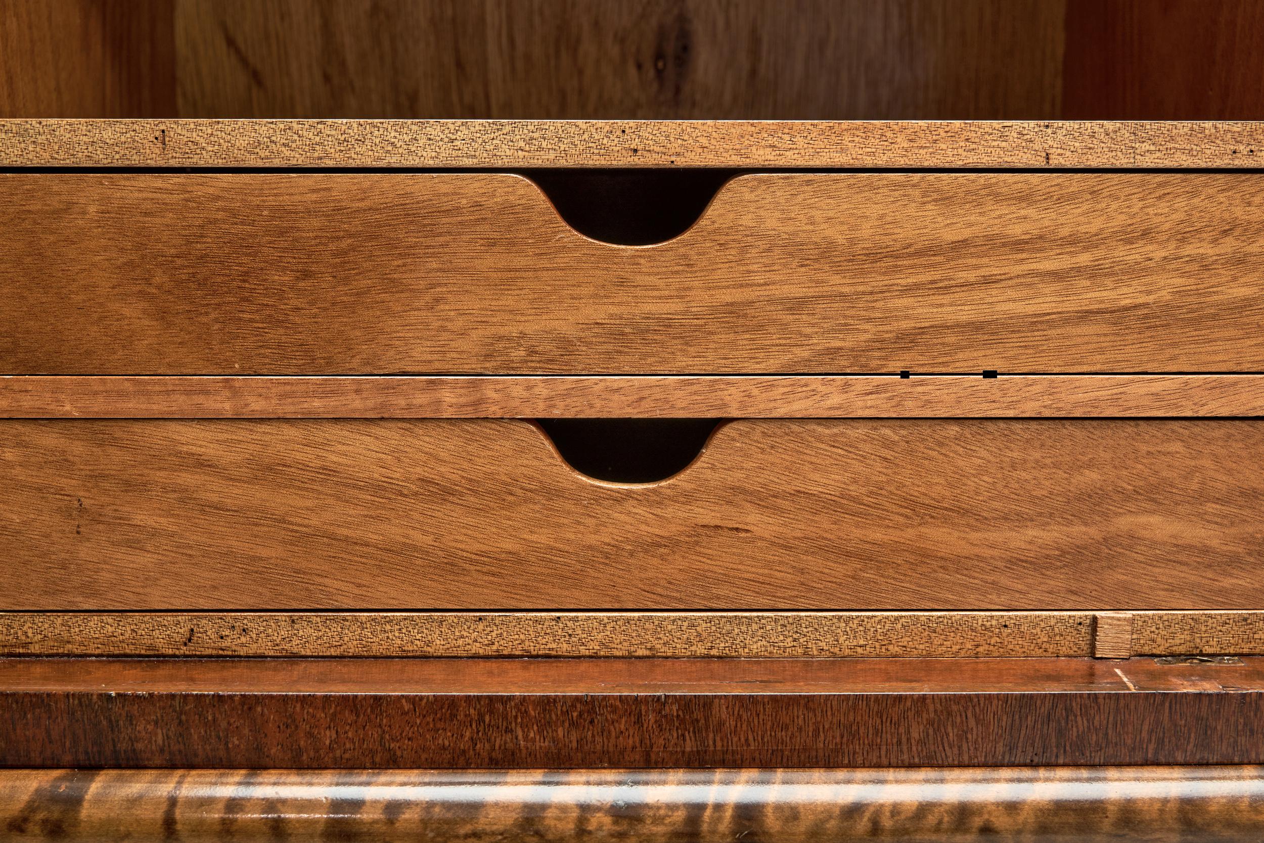 Art-Déco-Schrank aus Birke mit illustrativen Details, Europa 1930er Jahre im Angebot 11