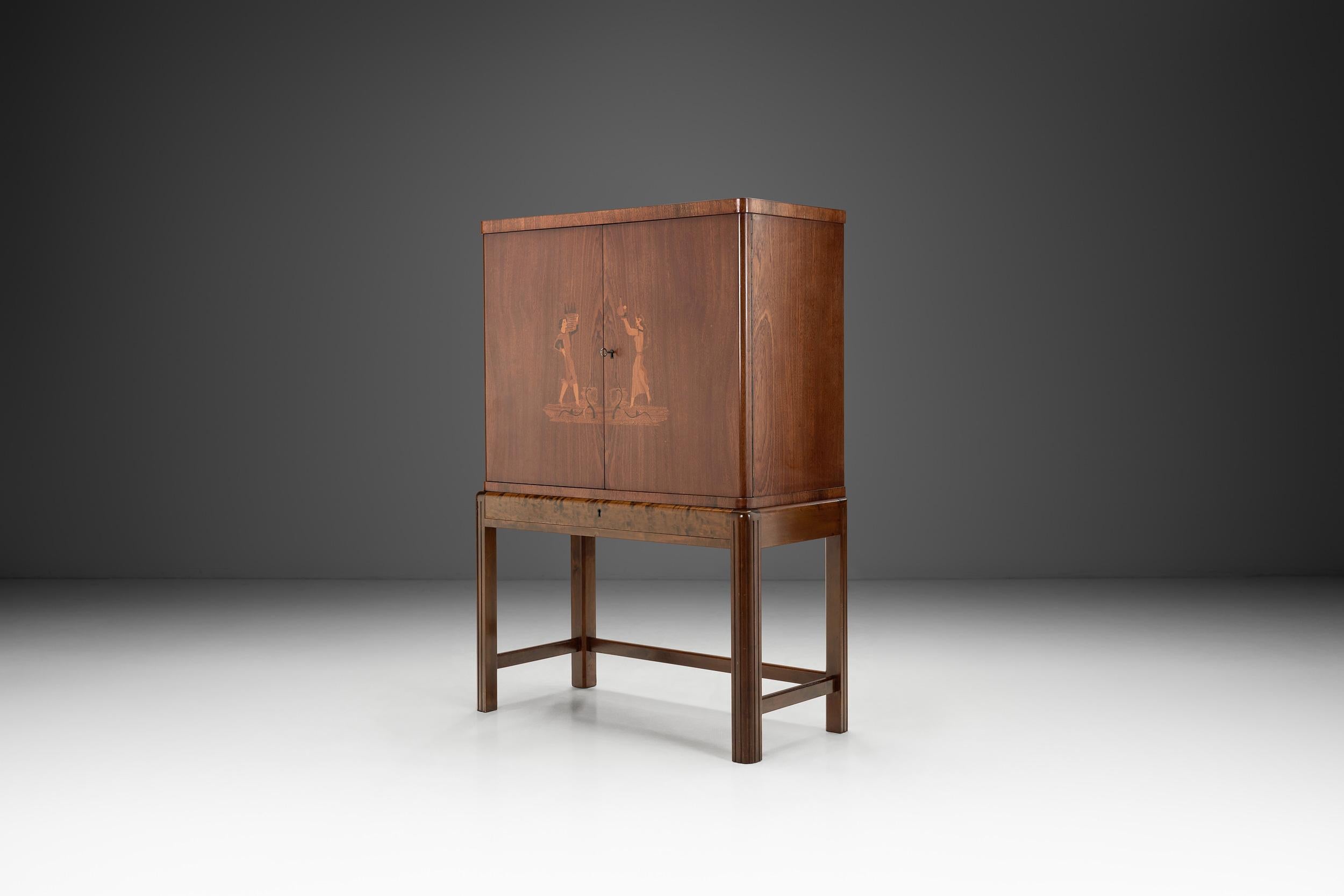 Art-Déco-Schrank aus Birke mit illustrativen Details, Europa 1930er Jahre (Europäisch) im Angebot