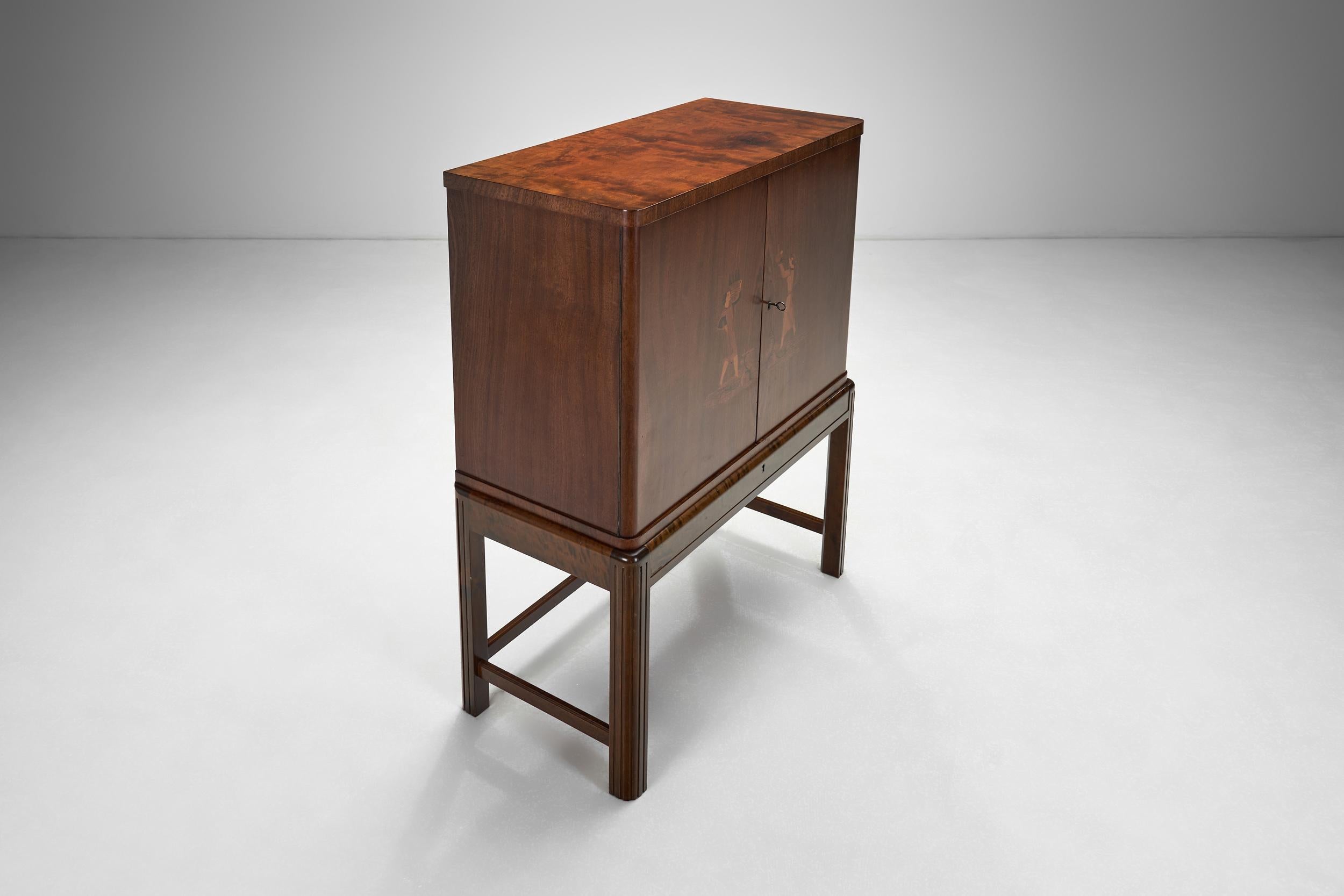 Art-Déco-Schrank aus Birke mit illustrativen Details, Europa 1930er Jahre im Angebot 1