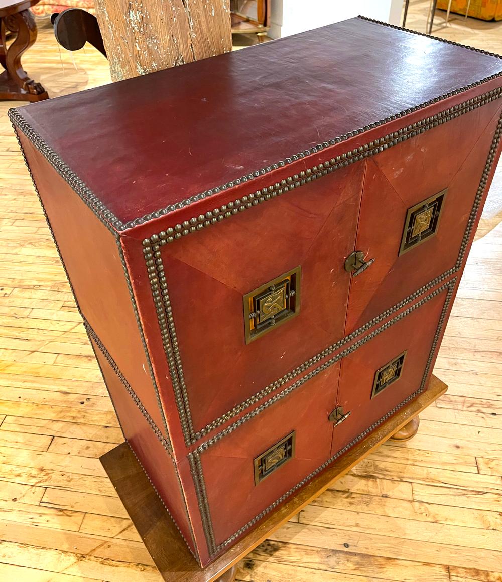 Français Meuble de rangement Art déco en cuir rouge foncé, France, avec montures en bronze de Renard en vente