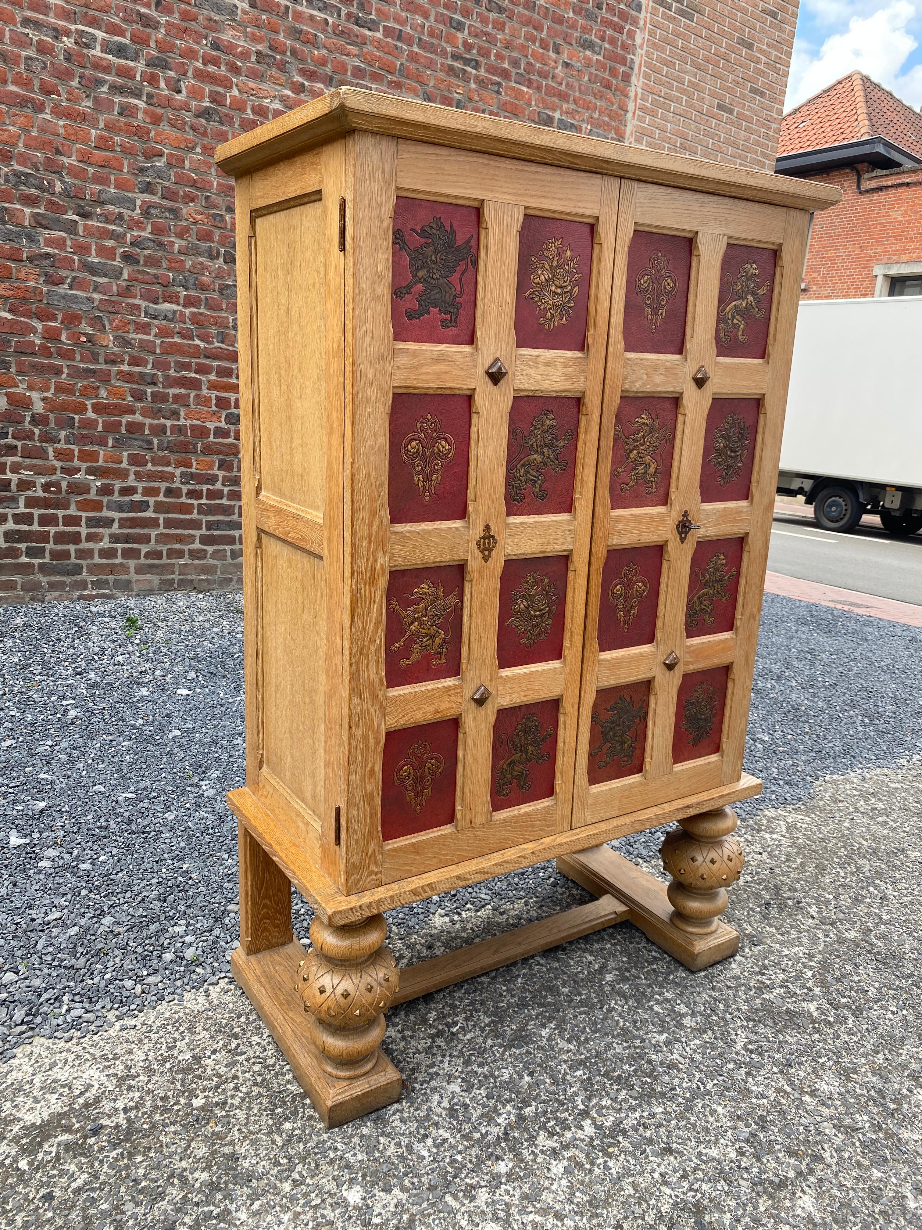 Art Deco Cabinet in Oak and Embossed and Gilded Leather, circa 1940-1950 In Good Condition For Sale In Saint-Ouen, FR