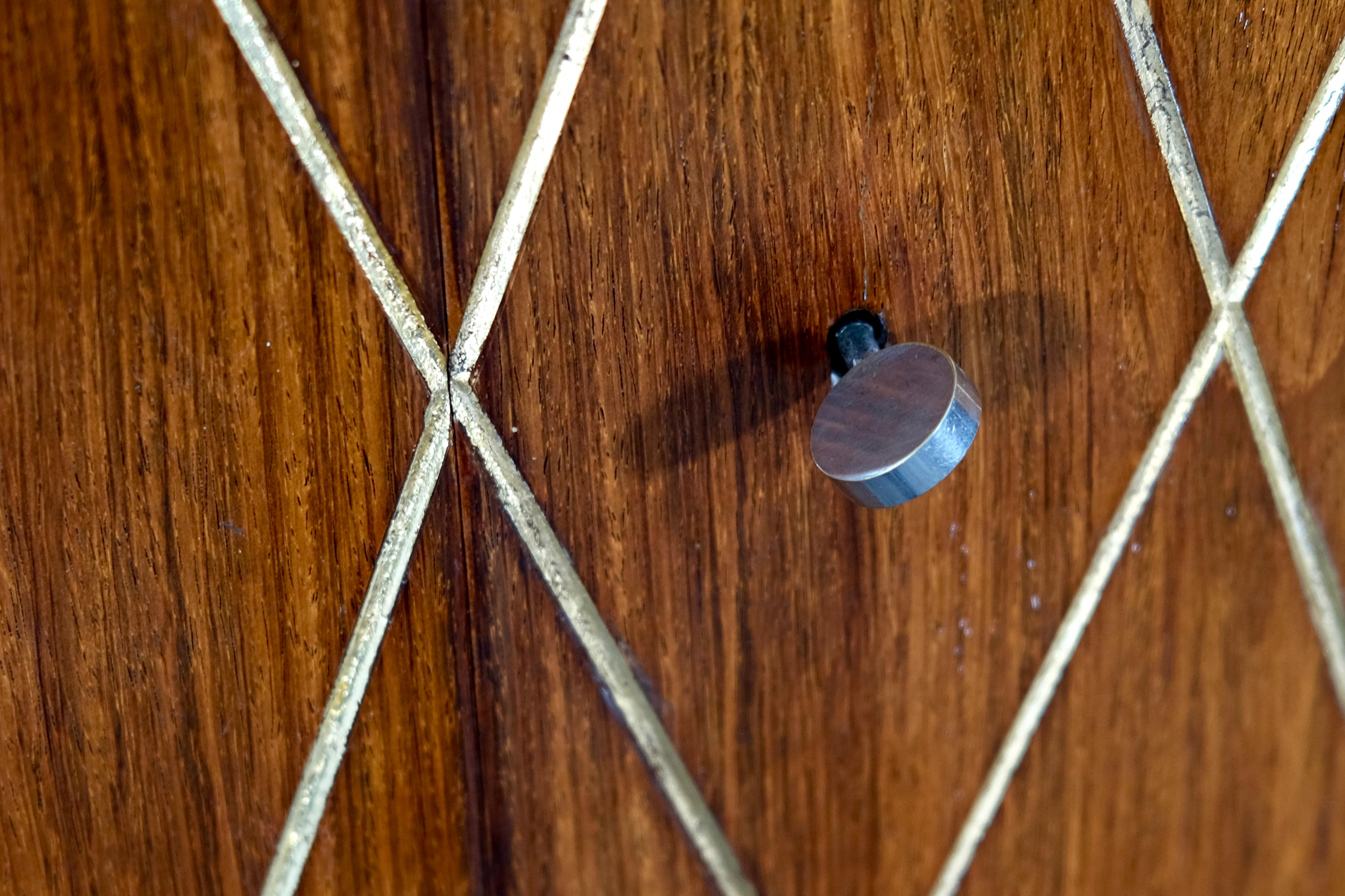 Armario Art Decó de madera de nogal pulida con frentes incrustados en pan de oro, Francia Años 30 en Bueno estado para la venta en Ulm, DE