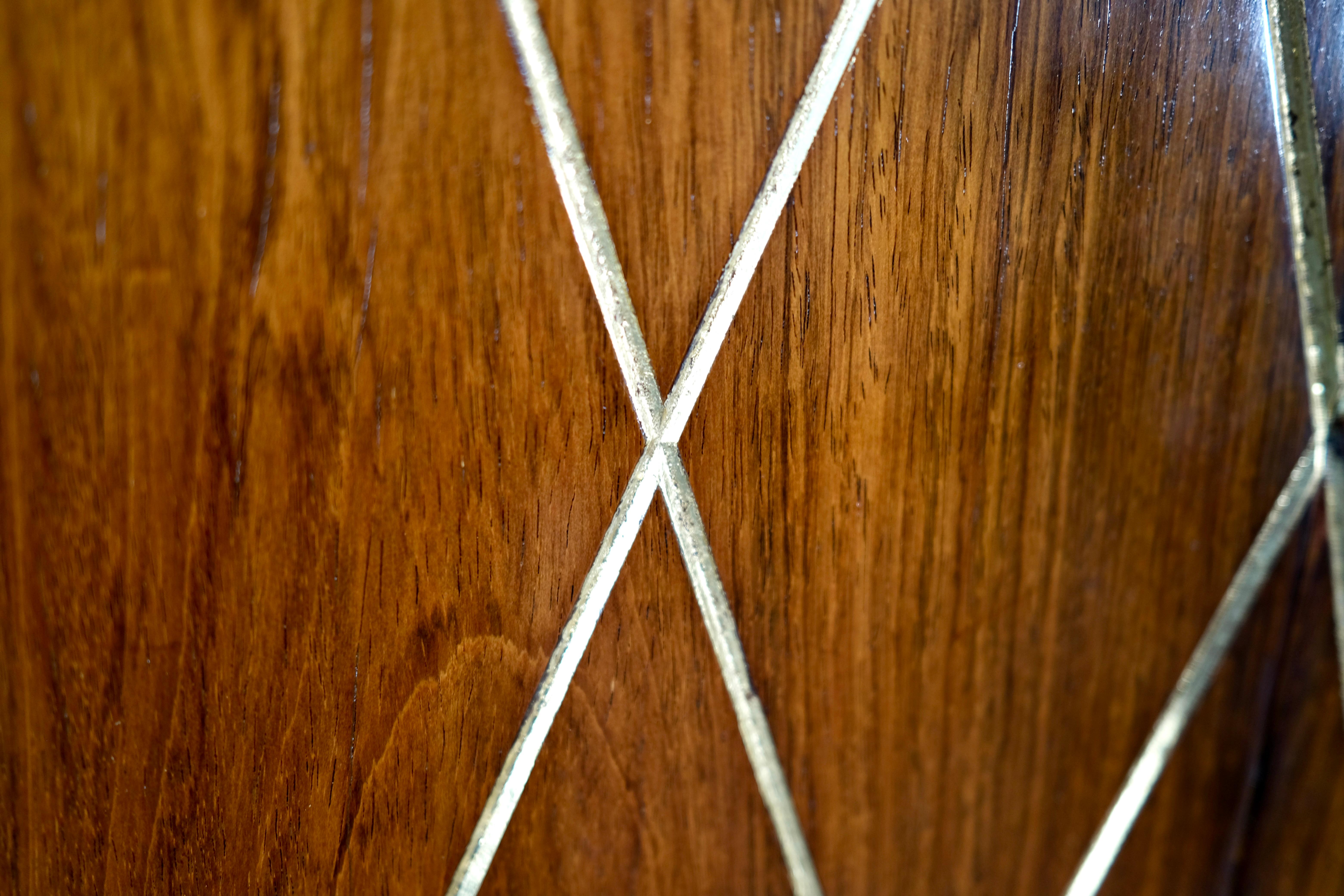 Armario Art Decó de madera de nogal pulida con frentes incrustados en pan de oro, Francia Años 30 mediados del siglo XX en venta
