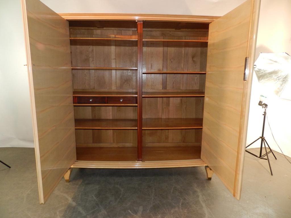 Art Deco cabinet in sycamore veneer, circa 1940.
Shelves and drawers
Completely removable.