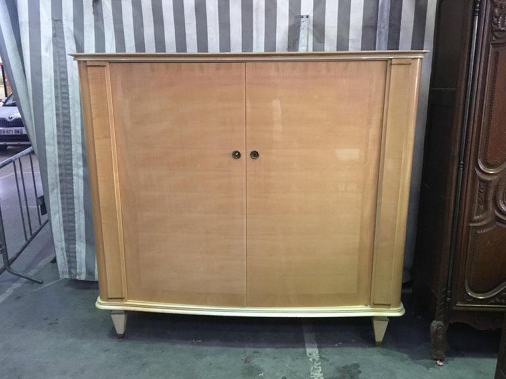 Armoire Art Déco en placage de sycomore, vers 1940.
Étagères et tiroirs
Complètement amovible.