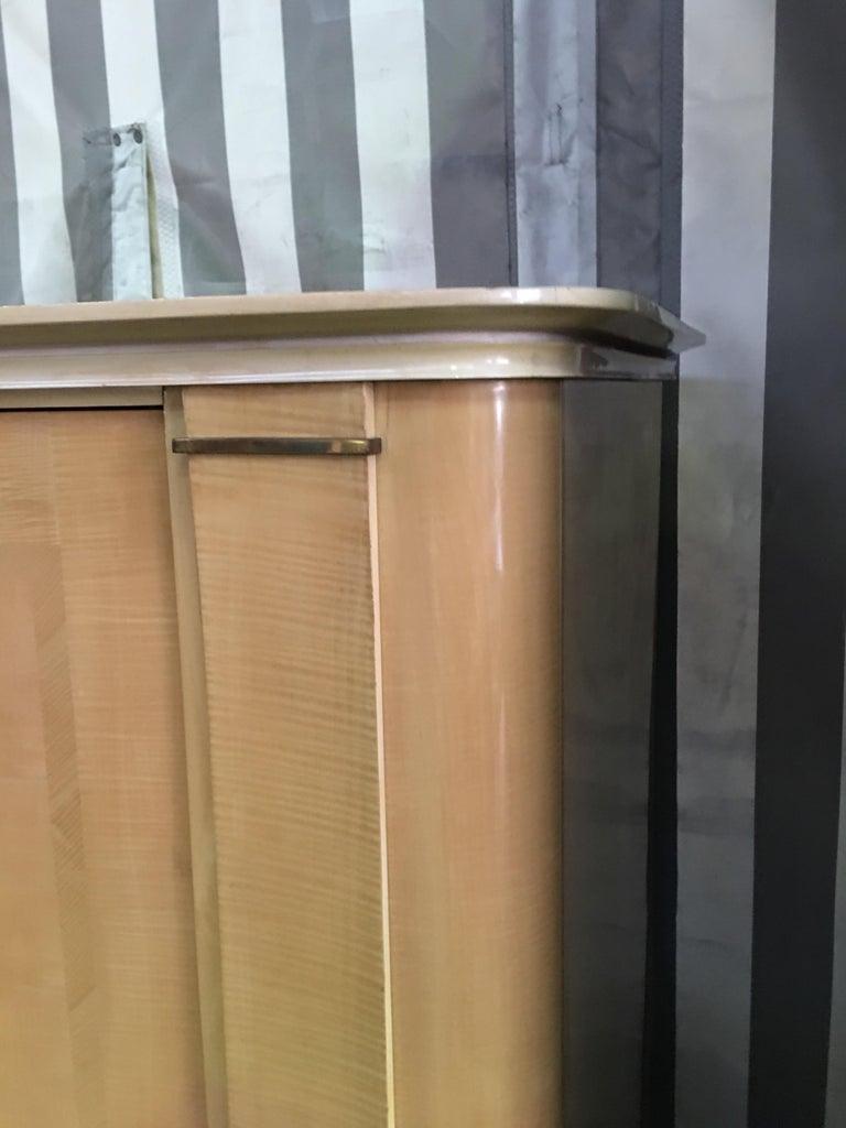 Français Cabinet Art Déco en placage de sycomore, vers 1940 en vente