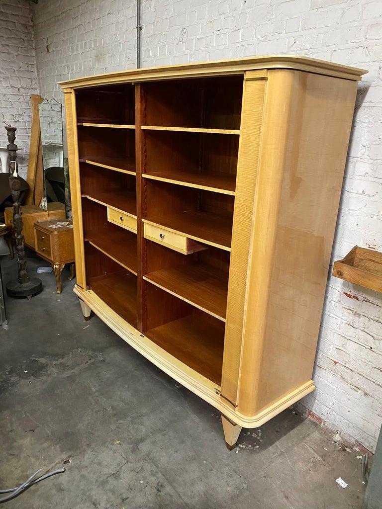 Milieu du XXe siècle Cabinet Art Déco en placage de sycomore, vers 1940 en vente