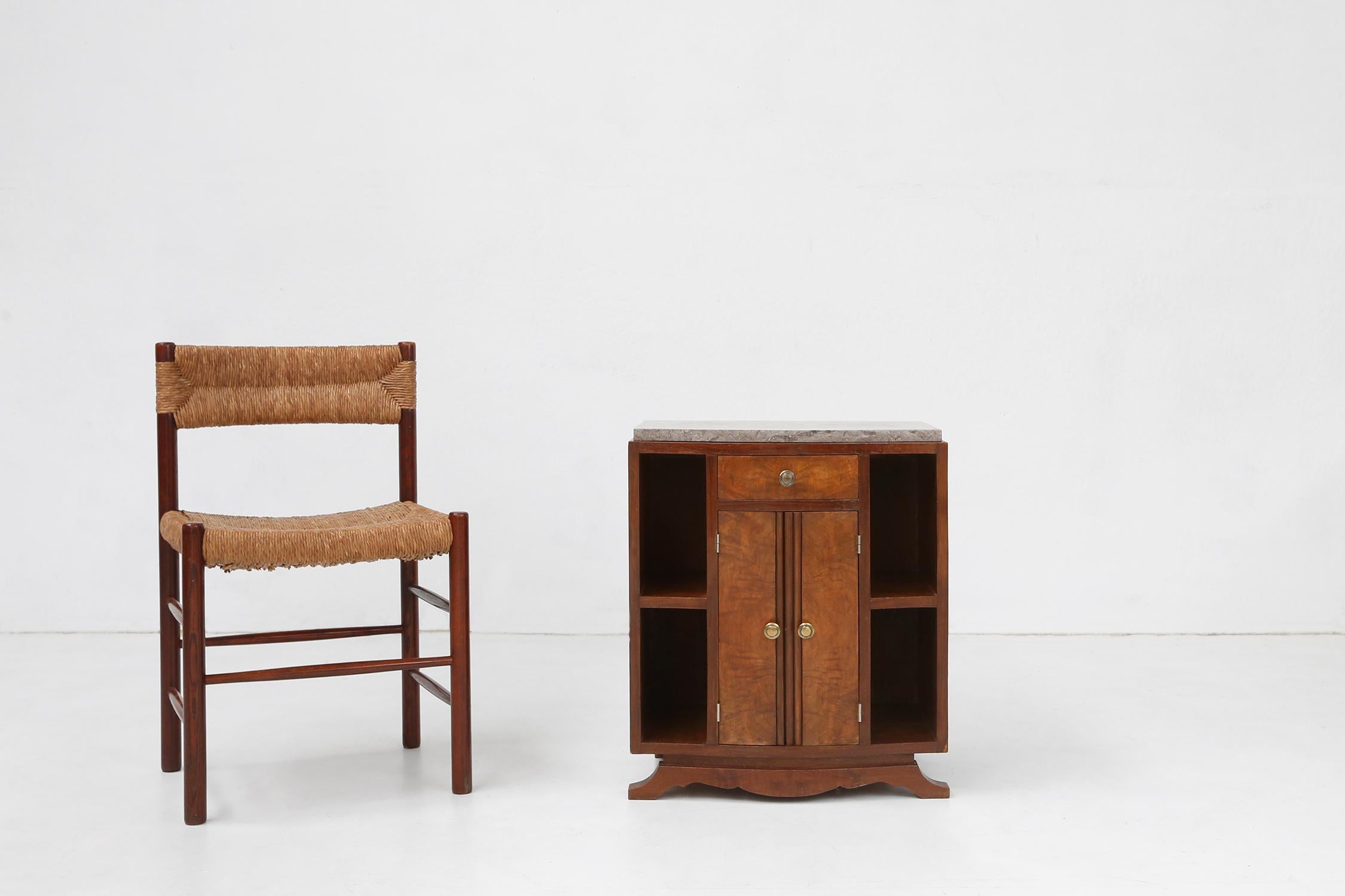 France / 1930 / cabinet / bois et marbre / Art Déco

Timeless-art-armoire en bois avec dessus en marbre, fabriquée en France vers 1930. Ce petit meuble sur un élégant socle ouvragé, comporte deux portes et un tiroir sur le dessus et de part et