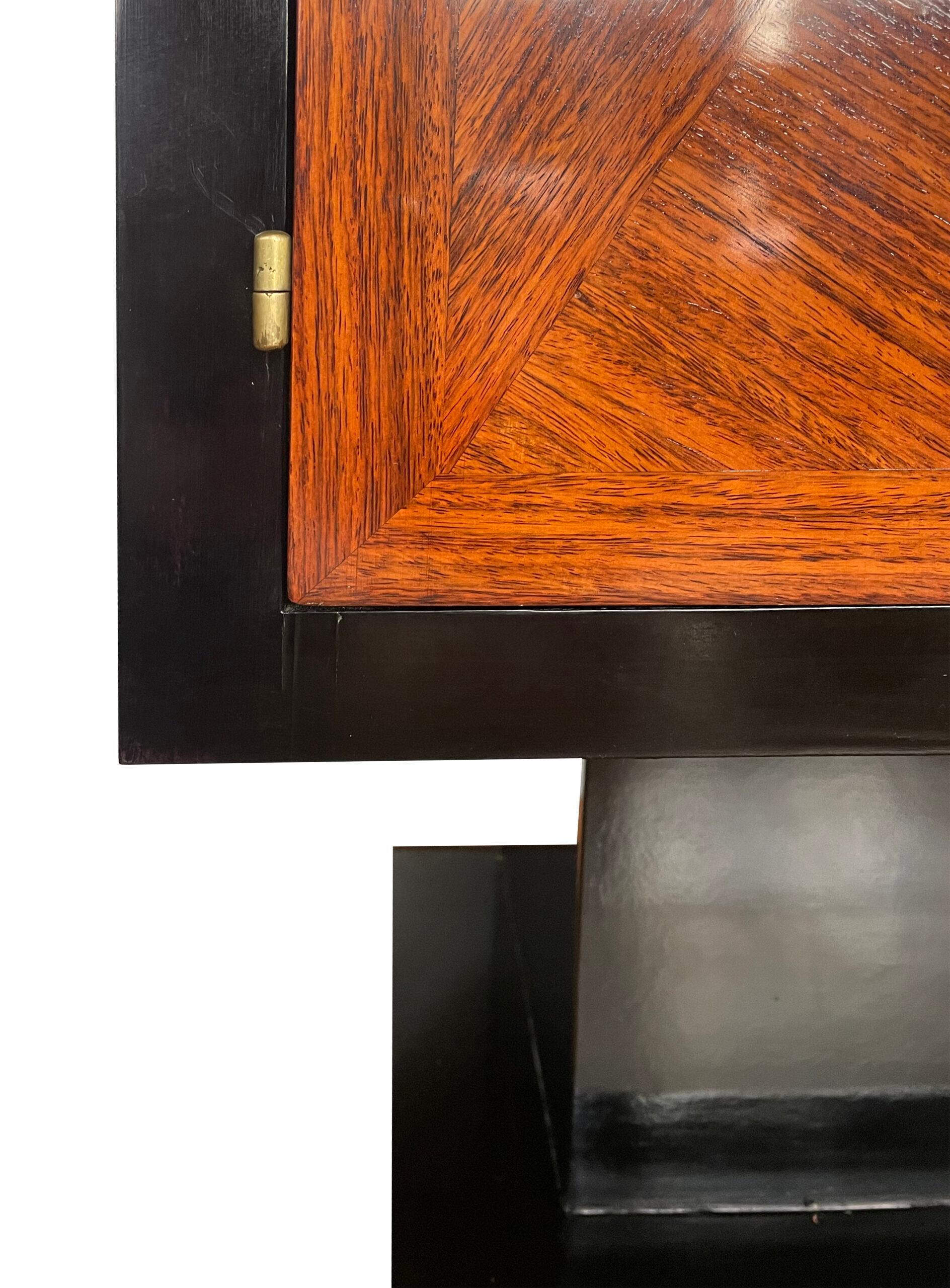 Armadio Art Deco

Questo elegante mobile Art Déco, realizzato in Francia intorno al 1930, combina legno pregiato e lacca nera per creare un'armoniosa opera d'arte. Il corpo è dipinto in nero profondo e rifinito con un'elaborata finitura a gommalacca