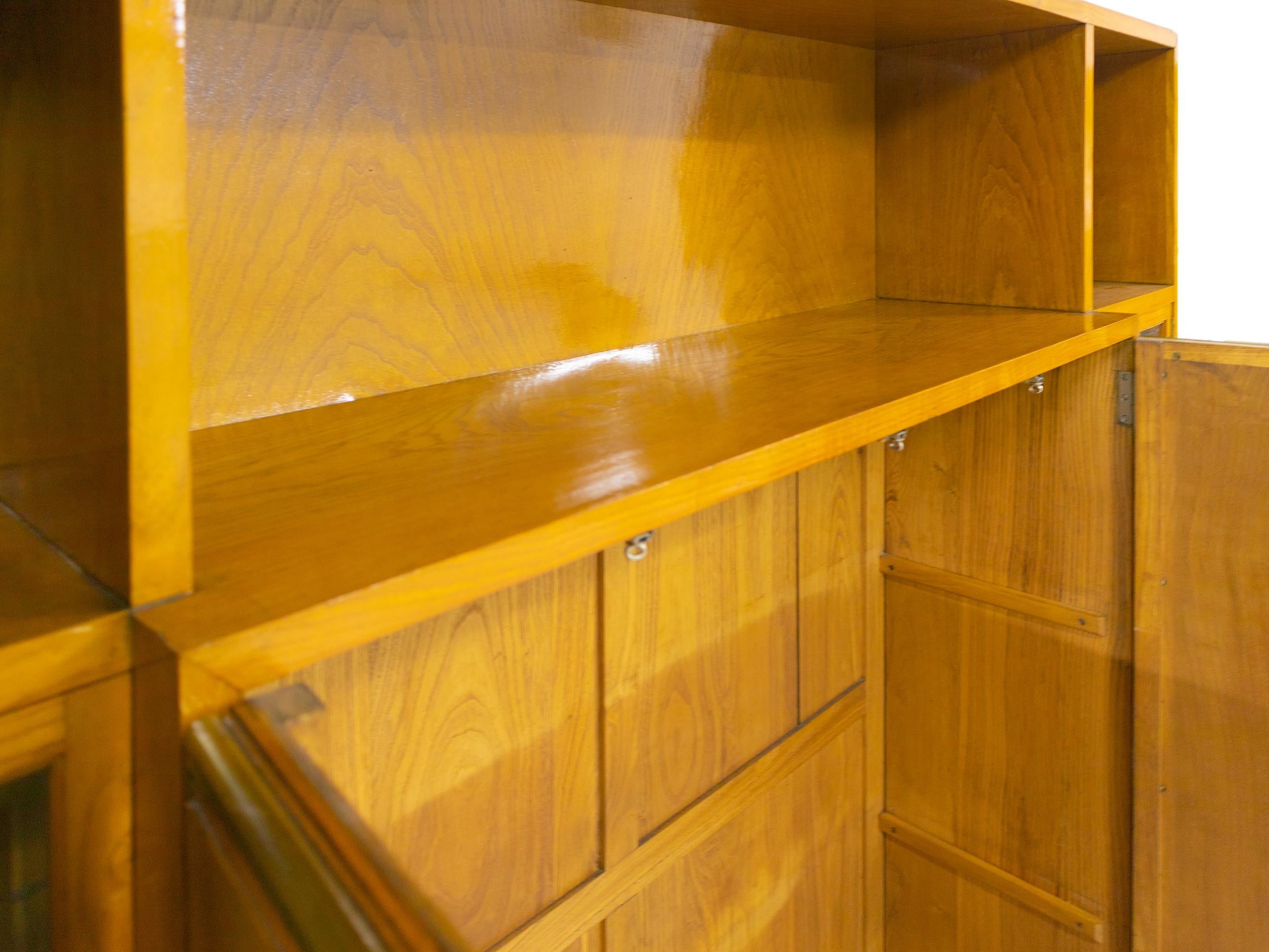 Art Deco Spruce Wood Cabinet Showcase, 1940s  In Good Condition For Sale In Lisbon, PT