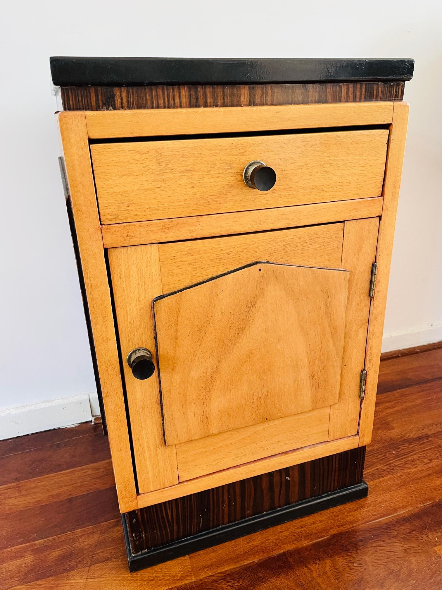 Belge Cabinet Art Déco, meuble vintage des années 1930. Meuble de rangement en bois Art Déco style éclectique en vente