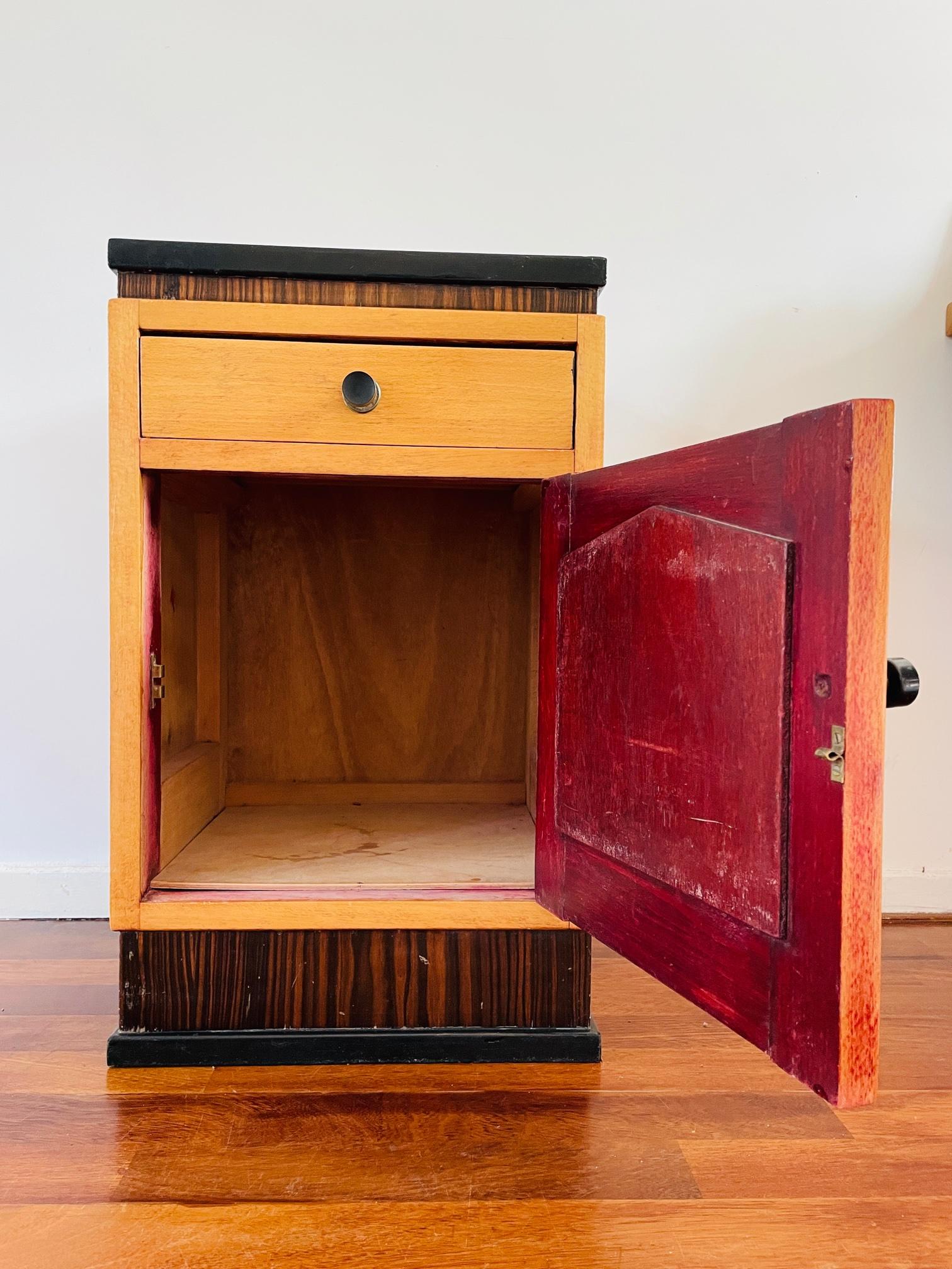 Cabinet Art Déco, meuble vintage des années 1930. Meuble de rangement en bois Art Déco style éclectique Bon état - En vente à ROTTERDAM, ZH