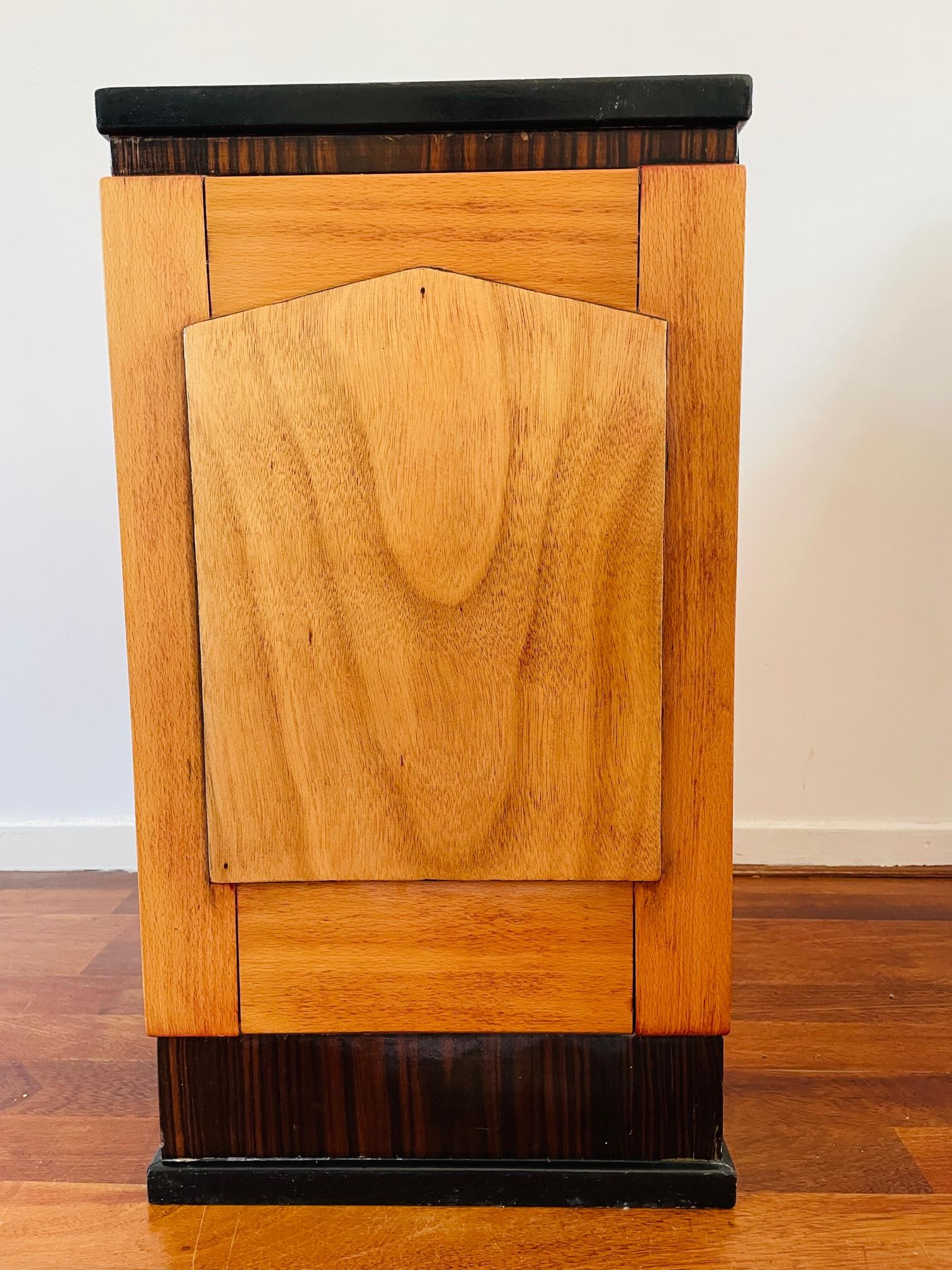 Cabinet Art Déco, meuble vintage des années 1930. Meuble de rangement en bois Art Déco style éclectique en vente 1