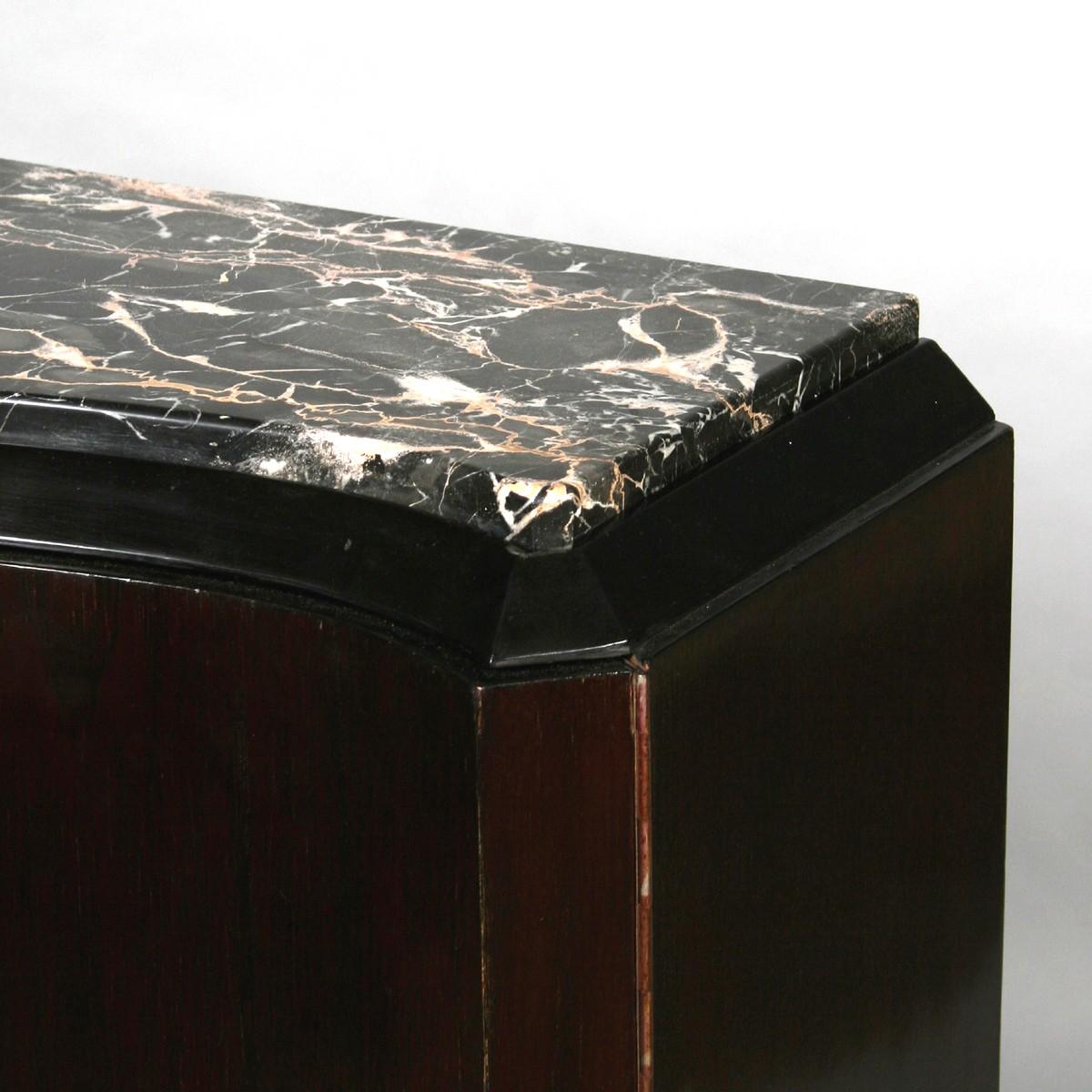 Armario Art Decó de nogal pulido, con tapa de mármol y decoración de gacela de metal plateado en la parte delantera. El interior tiene un diseño de chevron en madera y un estante.