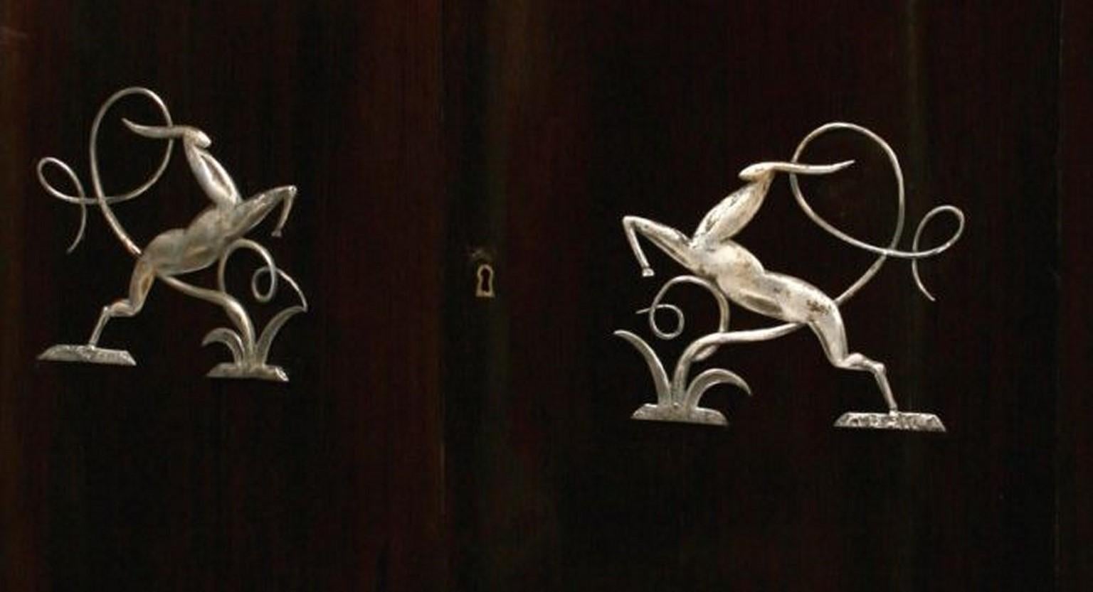 Armario Art Déco con decoración de gacela de metal plateado Art Decó en venta