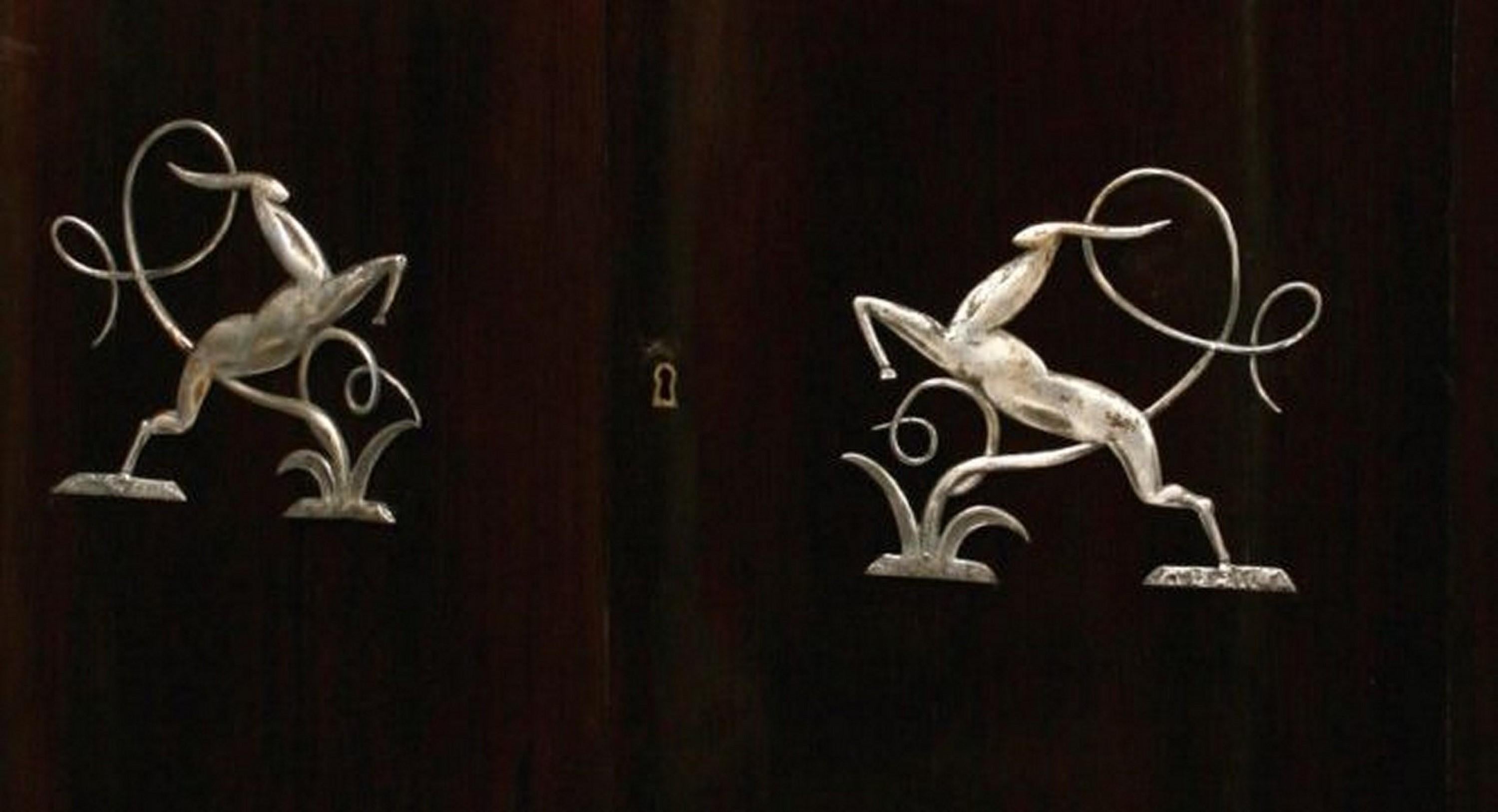 Art déco-Schrank mit versilberter Metall Gazelle-Dekoration (Italienisch) im Angebot