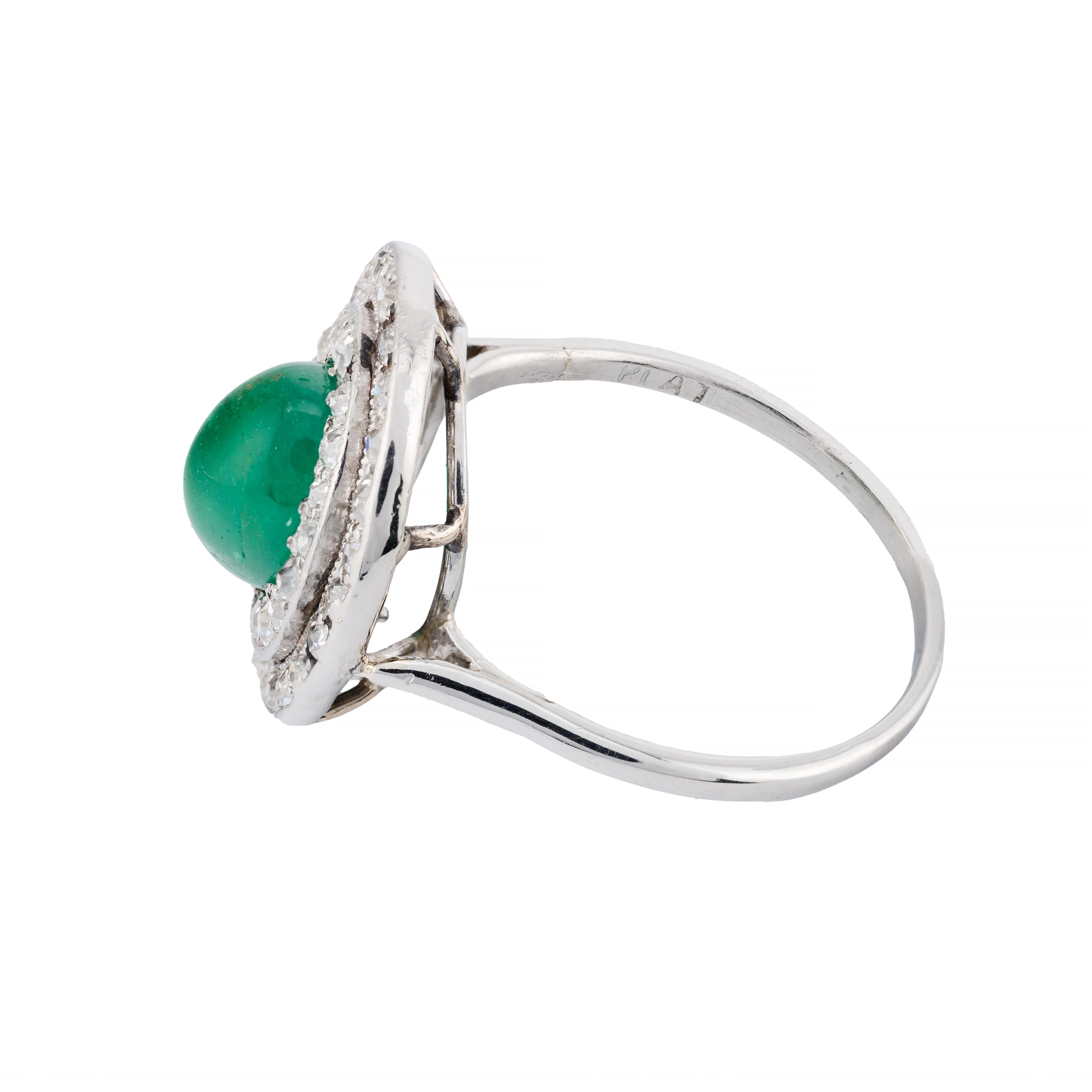 Anello Art Deco con smeraldo tagliato a cabochon e diamanti a raggiera in platino degli anni '20 CIRCA In condizioni ottime in vendita a Boston, MA