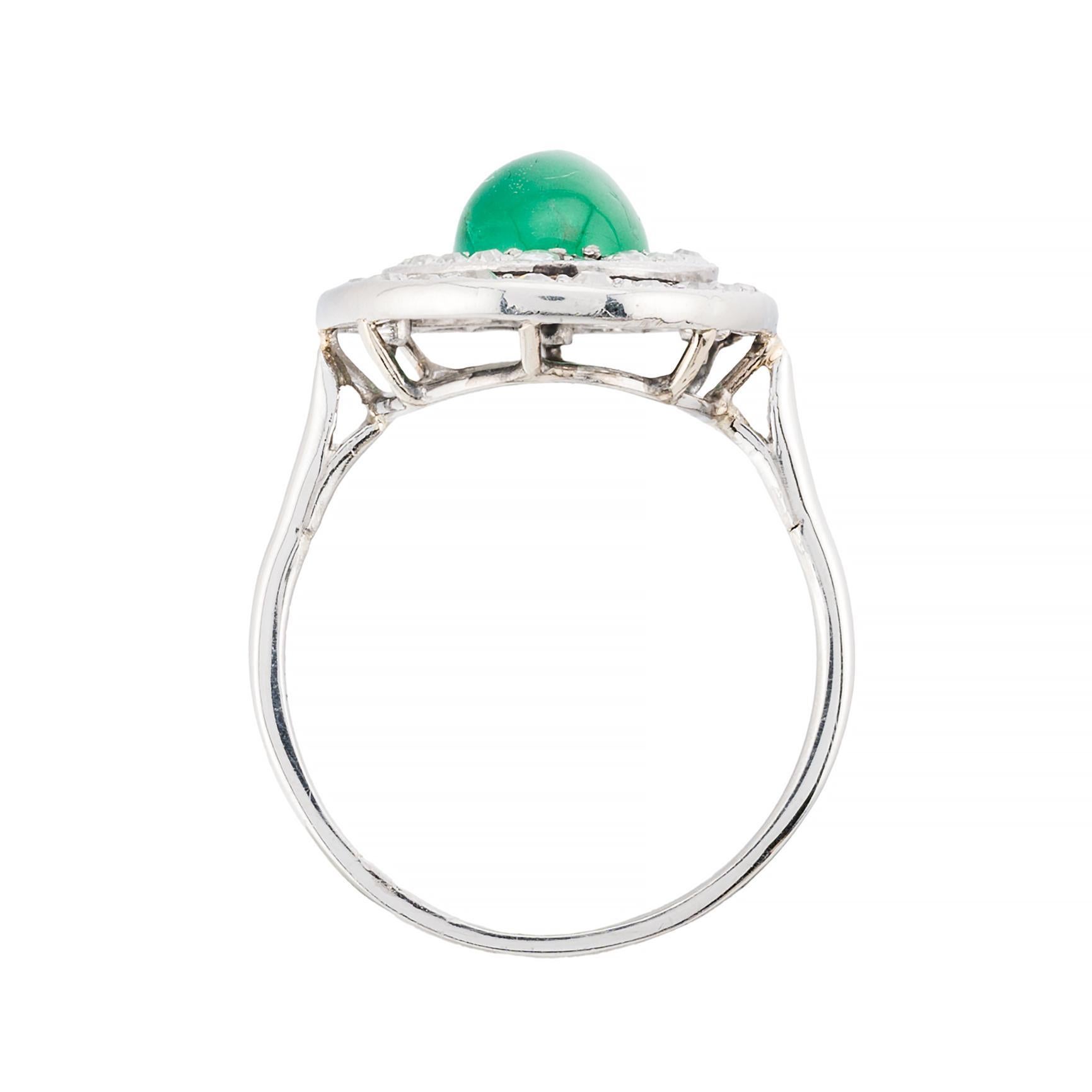 Donna Anello Art Deco con smeraldo tagliato a cabochon e diamanti a raggiera in platino degli anni '20 CIRCA in vendita