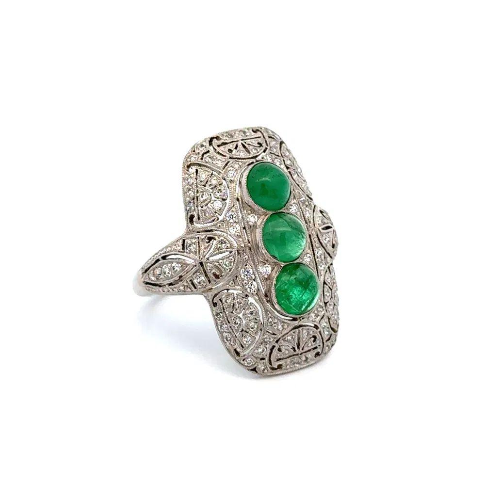 Einfach schön! Red Carpet Art Deco 3-Stein Cabochon Smaragd und OEC Diamant Platin Kuppel Ring. Zentriert sicher eingebettet Hand gesetzt 3 Cabochon Smaragde, mit einem Gewicht von ca. 3,01 tcw. Umgeben von 0,48tcw. Diamanten im alten europäischen
